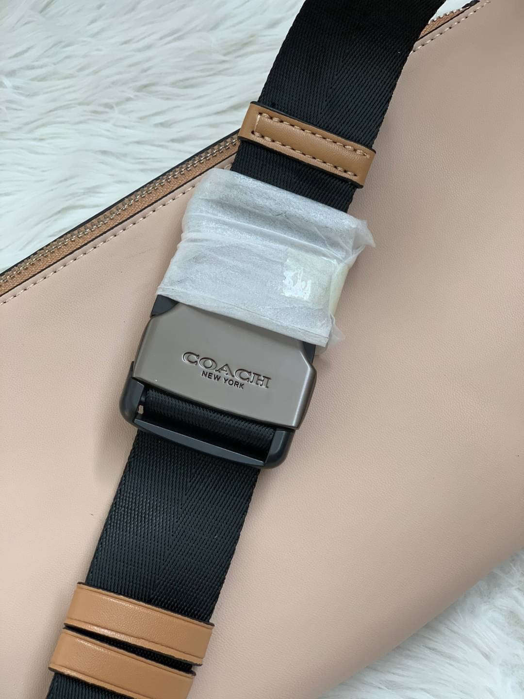 OUTTLET 】Rivington Belt Bag In Colorblock With Coach Patch (F959) Silver รุ่นที่ถามกันมาเยอะเลยคะ! สวยงามใช้ได้ทั้งชาย//หญิงเลยจร้า 🌈 Coach Belt Bag ใบใหญ่คะ! กระเป๋าคาดอกด้านหน้า//คาดไปทางด้านหลัง//หรือคาดเอวได้ ตามแต่ความถนัดได้เลยนะคะ หนังแท้ น