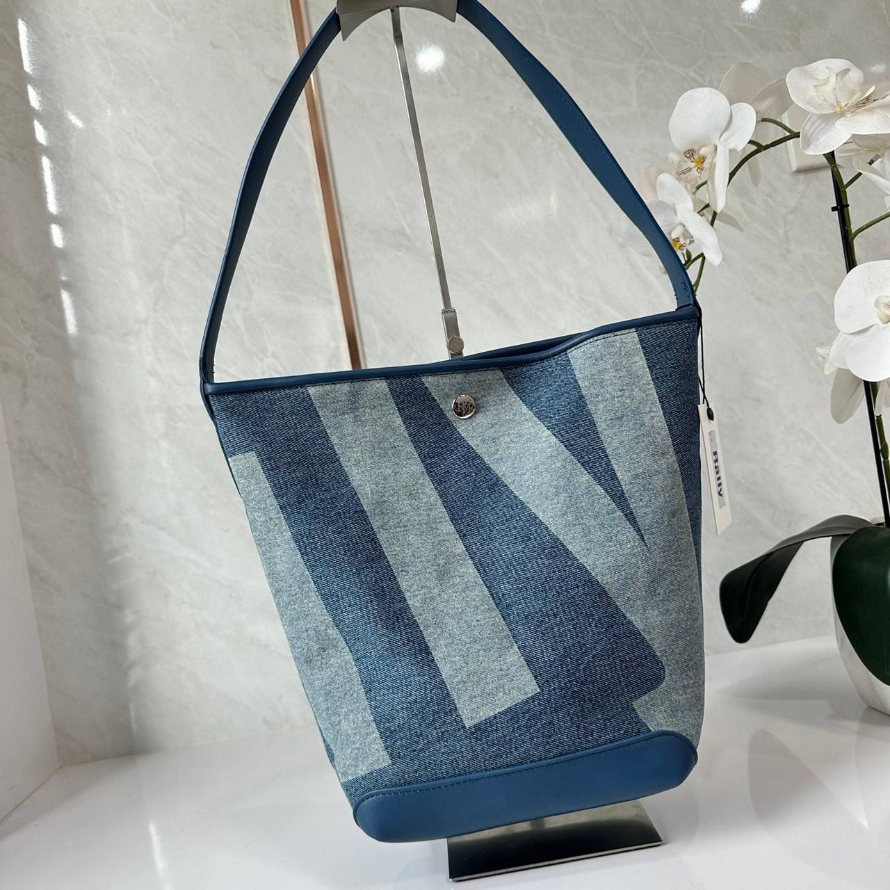 Rally movement the bag denim เป็นไอเท็มที่ฮอตสุดๆแห่งปีจริงๆ กับกระเป๋าทรงบัคเก็ต ที่ดีไซน์ออกมาคลาสสิคและใช้งานง่ายจริงๆ