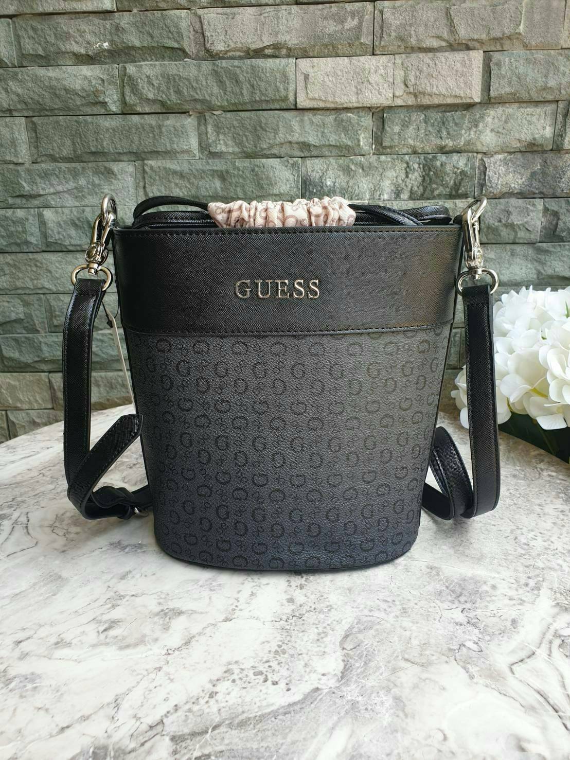 3สี Guess Bucket Bag กระเป๋ารุ่นใหม่ล่าสุด อวดไอเทมแสนเก๋กับกระเป๋าทรงถังสุดน่ารัก พิมพ์ลายรอบใบ วัสดุ Saffiano PU คุณภาพดี นิ่ม น้ำหนักเบา ด้านหน้าประดับด้วยโลโก้แบรนด์สวยโดดเด่น เปิดปิดด้วยเชือกหนังใช้หูรูดปลายเชือกประดับอะไหล่เงินสะดวกใช้ ด้านในโล่งกว้