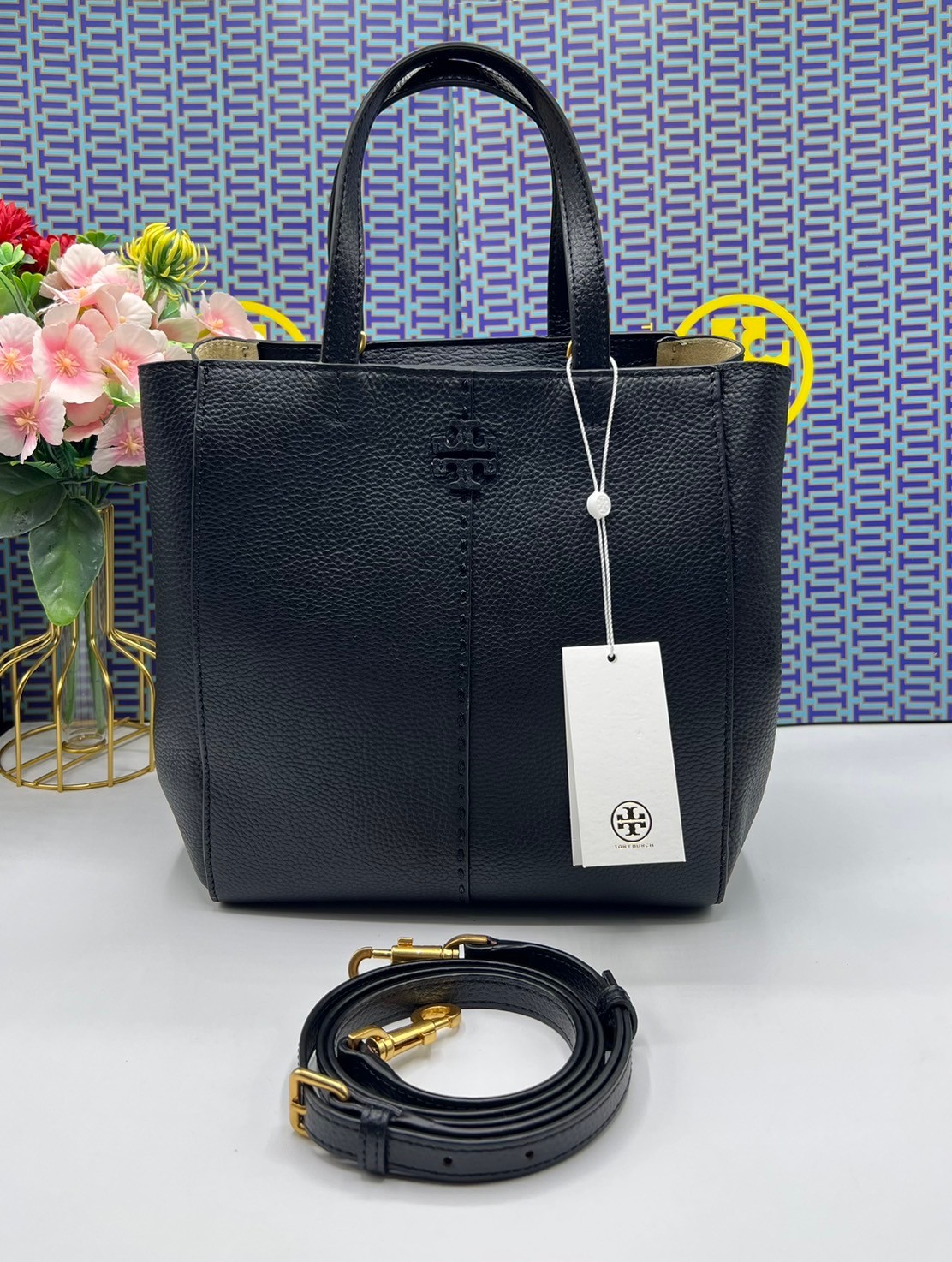 Tory Burch McGraw Leather Tote Bag / Tory Double T Tote Bag / TORY TOTE BAG พร้อมส่ง 4 สี กระเป๋าสะพายทรงโท้ท จุของได้เยอะใบนี้ตอบโจทย์ได้ดีมาก โทนสีเรียบง่าย แฝงไปด้วยความดูดี สุขุมและเป็นผู้ใหญ่