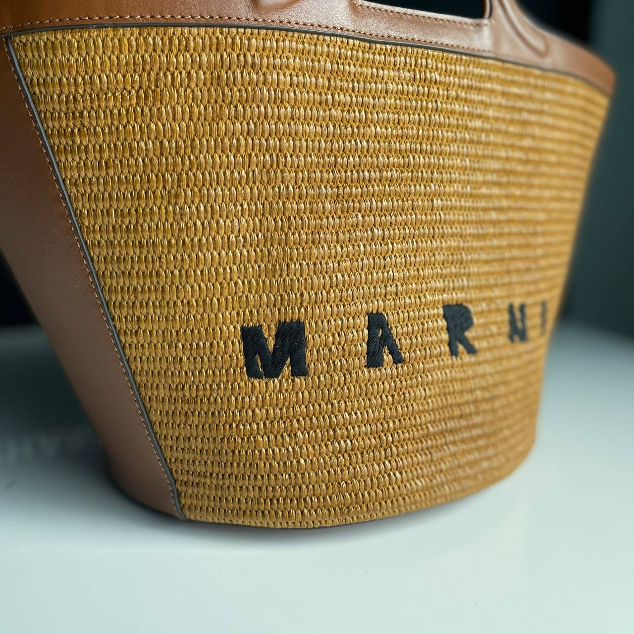 หนังแท้ MARNI TROPICALIA BUCKLE BAG / MARNI BUCKET SUMMER กระเป๋าทรงบัคเก็ต เป็นรุ่นที่หายากเย็นเหลือเกิน ใช้งานง่ายขนาดใหญ่จุของได้เยอะ พร้อมสายสะพายยาว ราคาดีมาก ทำจากหนังแท้เกรดออริจินอล เนื้องานละเอียดปราณีต ภาพสินค้าถ่ายจากงานขายจริง ใช้งานต่างประเทศ