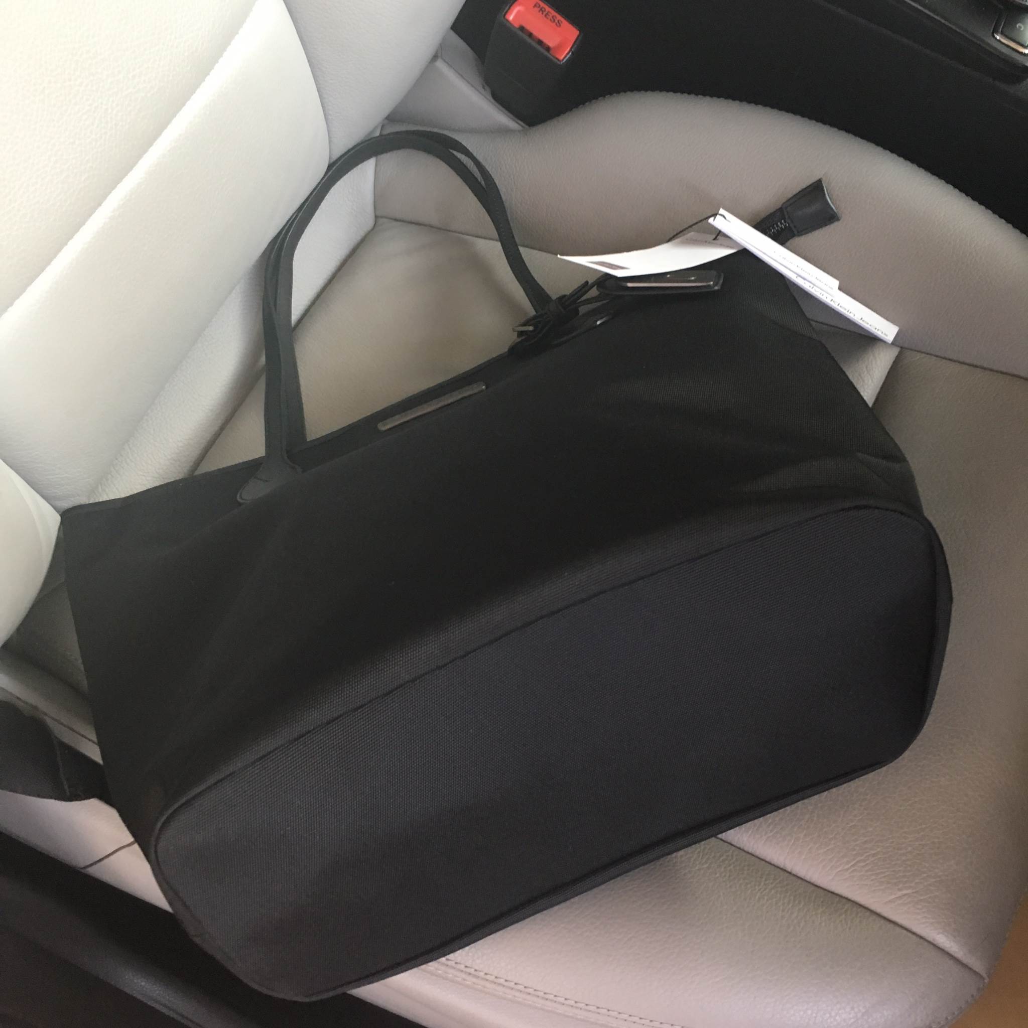 รุ่นหายาก !!! จากแบรนด์ Calvin Klein Jeans ตัวกระเป๋าหนัง Poly ester ลายหนังสวยมากๆคะ มาพร้อม ป้าย tag หนังแบรนด์ สวย เรียบ หรู รุ่นนี้ ขนาด วัดความยาว ปากกระเป๋า 40xวัดความยาวจากก้นกระเป๋า 30xสูง 30 xฐาน 15 cm.สายยาว 22cm. สะพายไหล่ได้สบายคะ