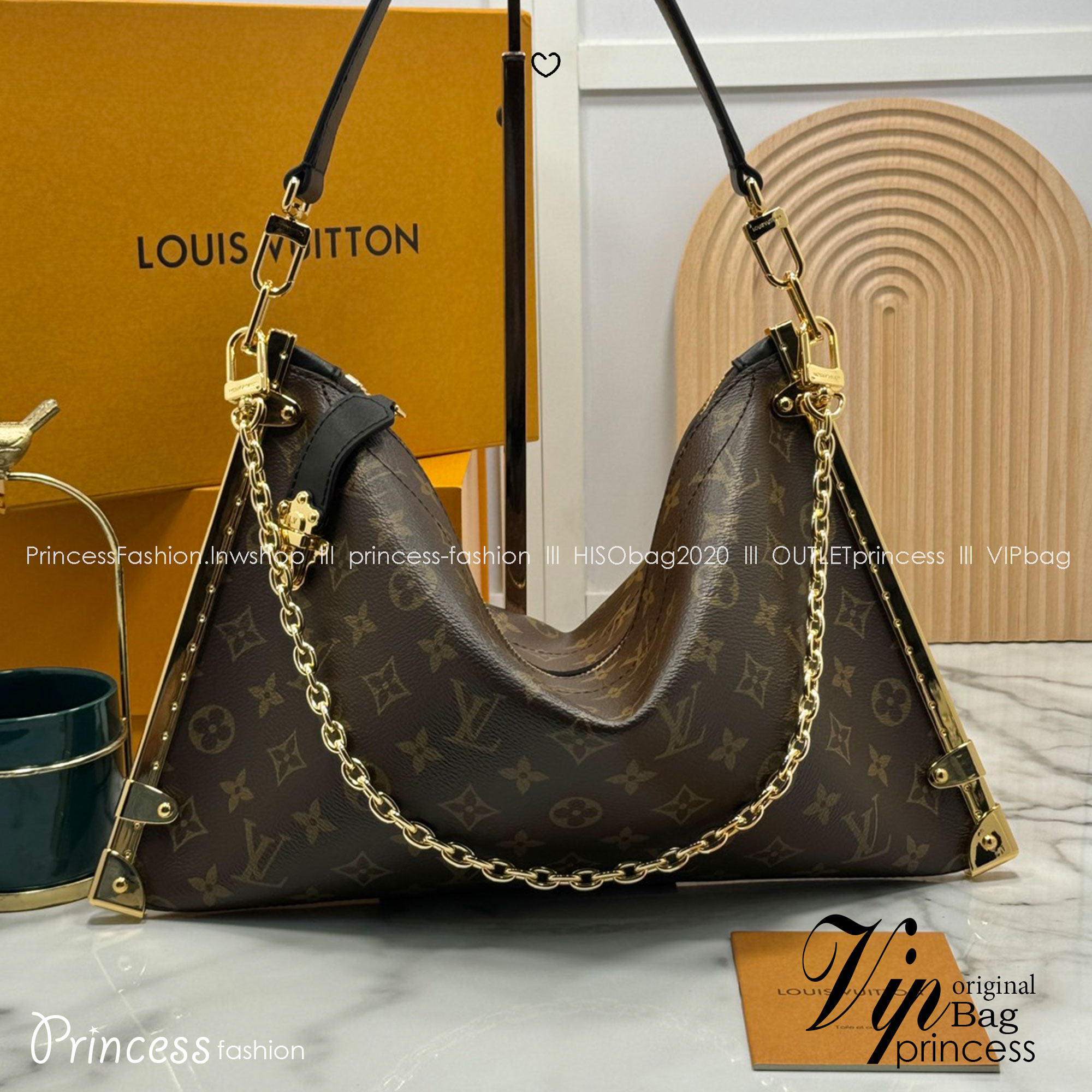 LV Lucky Trunk Bag Monogram Canvas กระเป๋าสะพายรุ่นใหม่ ไอเท็มยอดนิยมจากรันเวย์แฟชั่นโชว์คอลเลคชั่นประจำฤดูกาล Fall-Winter 2024 มอบกลิ่นอายสไตล์ Slouchy สะดุดตา