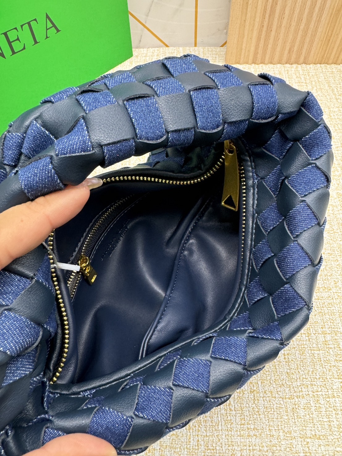 BOTTEGA Denim Mini Jodie Top handle bag 24cm / BOTTEGA Clutch Bag กระเป๋าถือ วัสดุเดินิมคอตตอน ดีไซส์สานมัดปมเป็นเอกลักษณ์ เกรดออริ 1:1 ใช้งานต่างประเทศได้