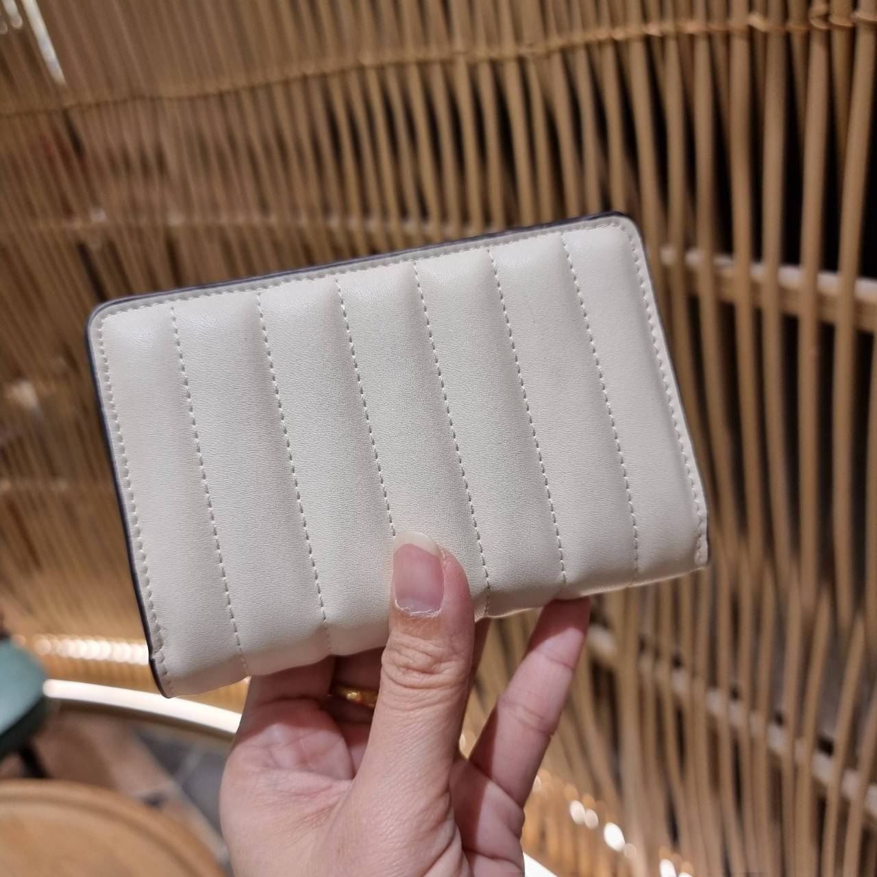 COACH C3454 MEDIUM CORNER ZIP WALLET ความหรูที่ซื้อได้!! กระเป๋าสตางค์ดีไซน์ใหม่ล่าสุด ออกแบบมาหรูดูดี ดีเทลลูกเล่นบุหนัง nappa นิ่มขึ้นเงาสวยมากๆ เปิด-ปิดใช้งานง่าย มีช่องซิปแยก มีช่องใส่บัตร ใส่ธนบัตรได้ทุกชนิด สะดวกใช้จริงๆใบนี้ สาวๆได้ไปใช้แล้วไม่อยาก