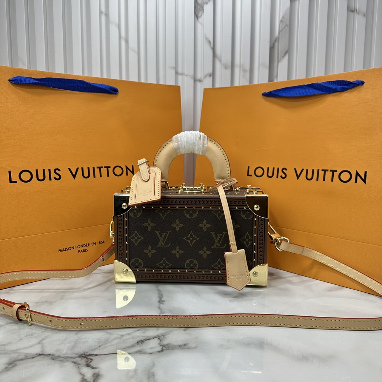 ORI หนังแท้ | LV Petite Valise Trunks S-lock Monogram canvas กระเป๋าสะพายทรงทรังค์ดีไซน์ขนาดเล็กพกพาสนุก เปี่ยมไปด้วยพลังและหรูหรา แคนวาสเคลือบลายโมโนแกรม ตัดขอบด้วยหนัง และฮาร์ดแวร์สีทอง ทรังก์เดินทางสไตล์เฟมินีนที่คุณควรมีในครอบครอง