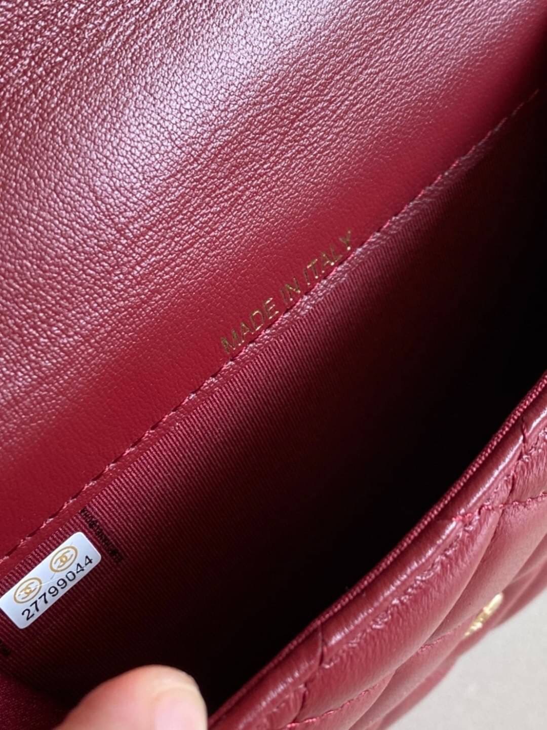 หนังแท้ VIP GIFT CHANEL MINI BLACK BAG รุ่นยอดนิยมไอเท็มฮิตวัสดุหนังแท้เรียบสวยคลาสสิคเปิดปิดด้วยฝาปิดกระดุมด้านหน้ามีโลโก้แบรนด์อะไหล่ทองสวยหรูดูดีมากกกก มาพร้อมสายโซ่ทองร้อยหนังจะสะพายไหล่ หรือ Crossbody ก็ดูดี ภายในโล่งกว้าง ตัวจริงสวยน่าใช้ Chanel min