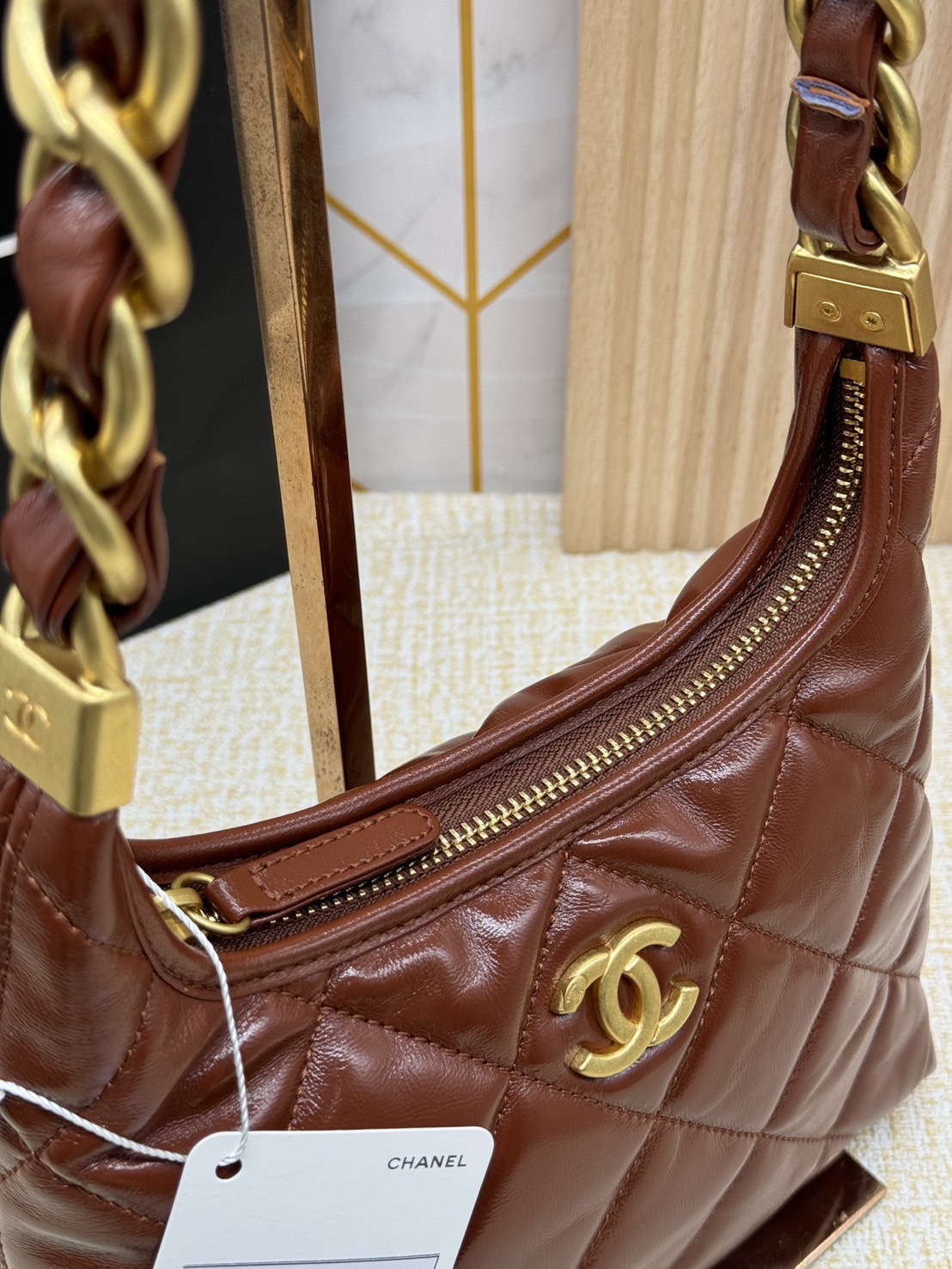 CHANEL SMALL HOBO BAG Shiny Leather & Gold-Tone Metal 20cm กระเป๋าทรงโฮโบ ดีไซส์สวยเรียบหรู เกรดออริ สลับแท้ 1:1 ใช้งานต่างประเทศได้