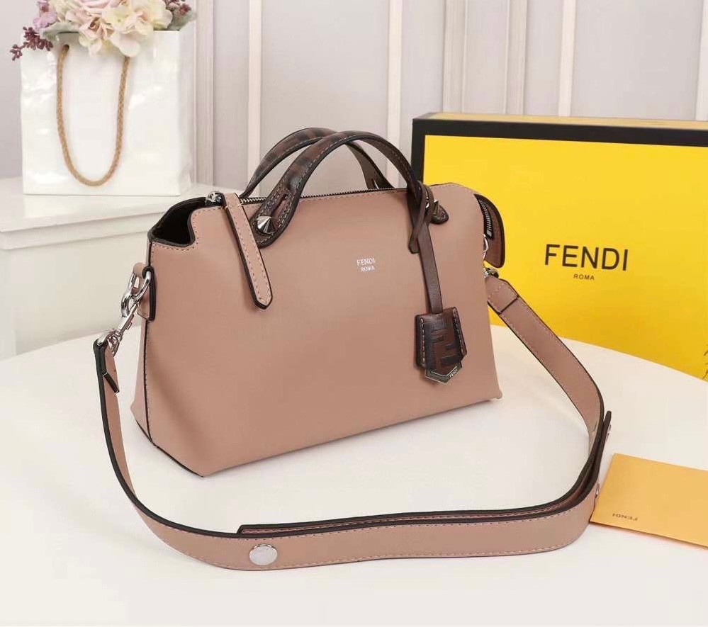 FENDI by the way small เกรดออริจินอล กระเป๋าถือ/สะพายข้างทรงหมอน รุ่นตามหา วัสดุหนังสวย มาพร้อมสายสะพายถอดออกได้ ใช้วันไหนๆกับชุดไหนๆได้หมดเลยทีเดียว อีกหนึ่งรุ่นที่ต้องแนะนำนะคะ