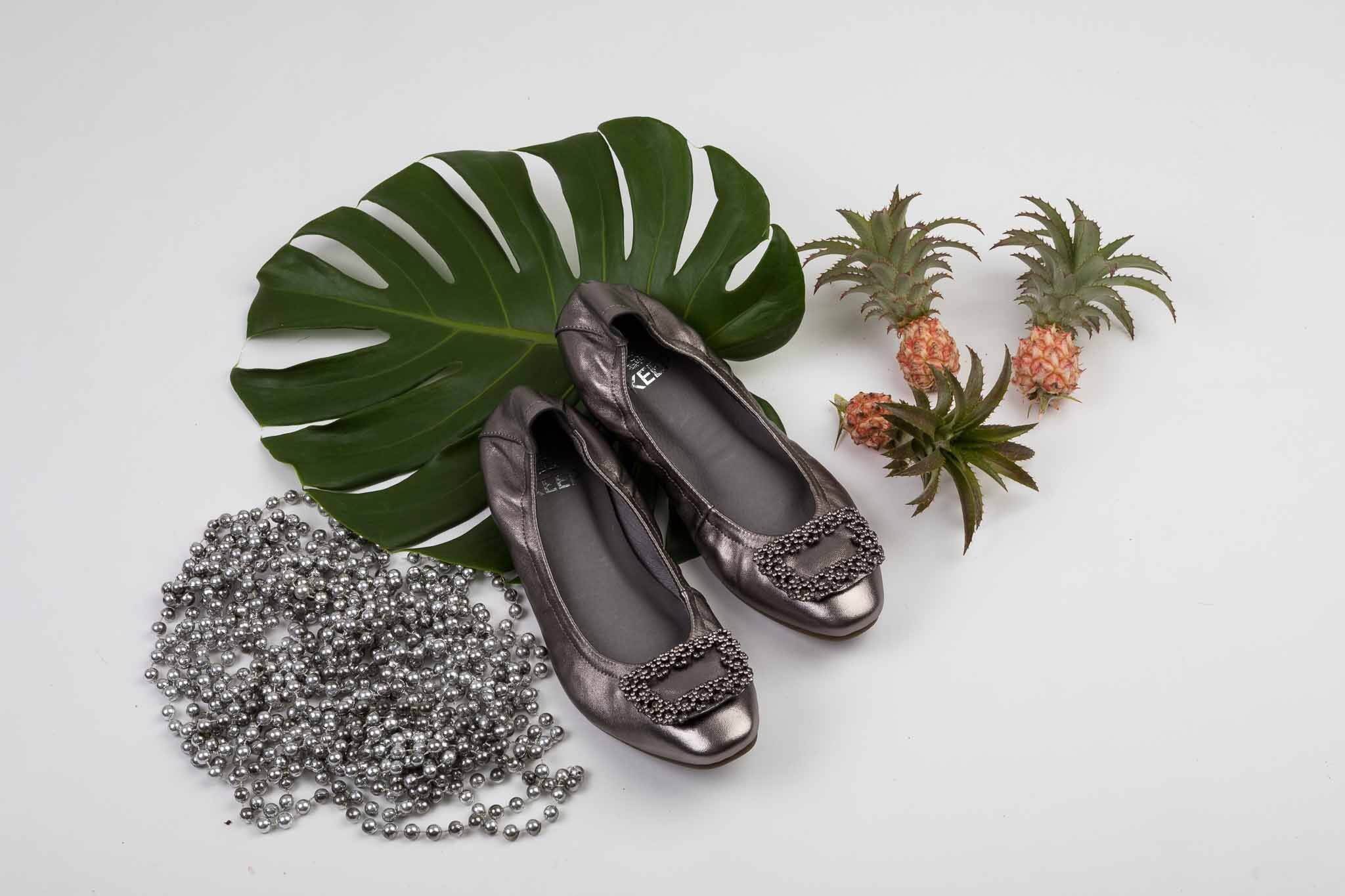 New In กับรองเท้า KEEP รุ่น BALELA FLAT SHOES ดีเทลรองเท้า = รองเท้า หนังแกะแท้ทั้งคู่ ( ด้านนอก และ ซับในด้านใน ) ผิวสัมผัสละเอียด ใส่แล้วสบายเท้ามากๆ มากๆค่า =รุ่นนี้ หน้าเท้ากระชับเก็บรูปเท้า เน้นช่วงเท้าเรียวขึ้น = พื้นรองเท้า เสริมแผ่นรองเท้า หนา - น