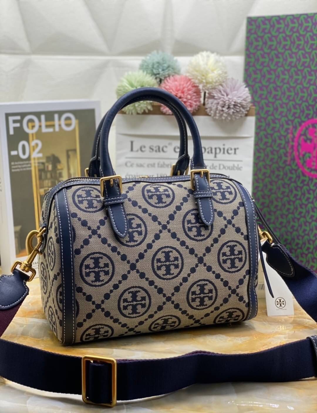 พร้อมส่งความสวย!!! medium TORY BURCH FACTORY MONOGRAM JACQUARD BOSTON BAG กระเป๋าถือหรือสะพายรุ่นใหม่ล่าสุดจาก TORY BURCH FACTORY วัสดุ Woven Jacquard & Leather ในลาย Jacquard คงเอกลักษณ์แบรนด์สวยอยู่ทรงดีไซน์โดดเด่นทรง Boston เปิดปิดด้วยซิปคู่สะดวกใช้ขนา