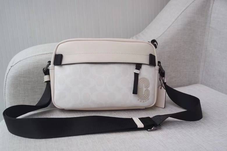 COACH EDGE CROSSBODY IN SIGNATURE CANVAS กระเป๋าสะพายครอสบอดี้ร์ วัสดุหนังแท้ หนังนิ่มอย่างดีค่ะ ด้านหน้ามีช่องซิปซ่อนให้หนึ่งช่อง เปิดปิดช่องหลักแบบซิปคู่ภายในกว้าง ใส่ของได้จุเลยนะคะ มีช่องซิปและช่องเล็กให้อีก2ช่อง;ด้านหลังกระเป๋าเป็นช่องโล่งใส่ของอีกช่