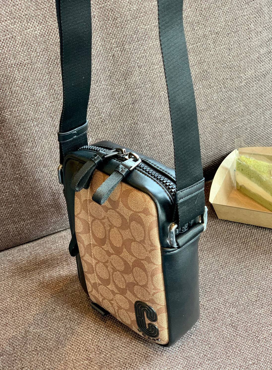 รุ่นที่คุณผู้ชาย2021 ต้องมีค่ะ💥 COACH 6788 EDGE STRADDLE SHOULDER BAG พร้อมส่งที่ไทย น่าใช้มากๆค่าา🔥 กระเป๋าสะพายแบบครอสบอดี้ร์ ทรงสวย หนังแท้นิ่มอย่างดีค่ะ ด้านหน้ามีช่องซิปซ่อนให้หนึ่งช่องนะคะ เปิดปิดช่องหลักแบบซิปคู่ภายในลึก ใส่ของจำเป็