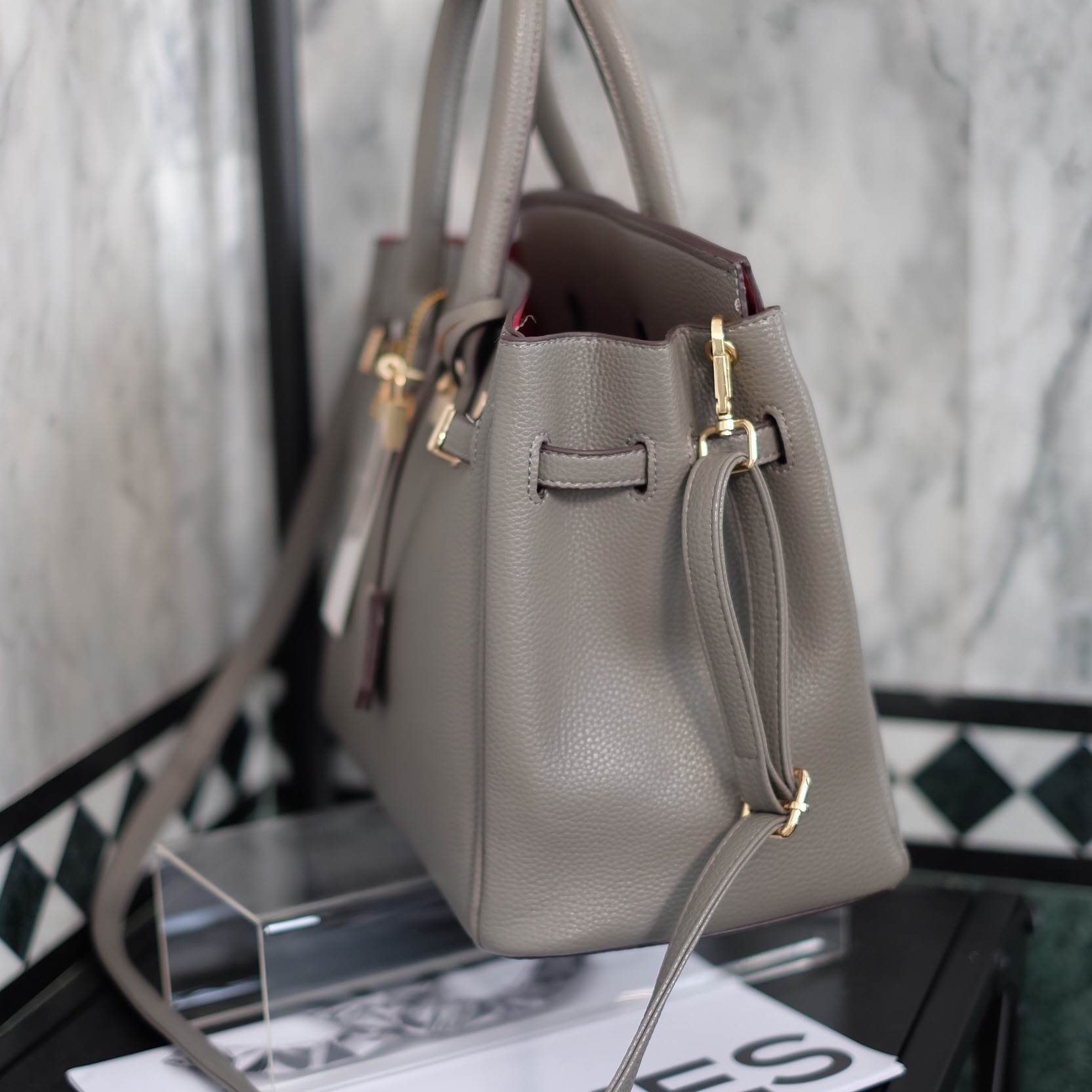 New arrival! จากแบรนด์ Berke กระเป๋าทรงสุดฮิต ใบใหญ่จุของคุ้มคะ ตัวกระเป๋าหนัง Pu ดูแลรักษาง่าย น้ำหนักเบา ตัวกระเป๋า ปรับได้ 2 ทรง ทรงรัดสายคาด กับ ถอดออกได้ ภายในบุด้วยหนัง PU เนื้อเรียบแดง มีช่องใส่ของจุกจิกได้ #ใบนี้สวยหรูมาก