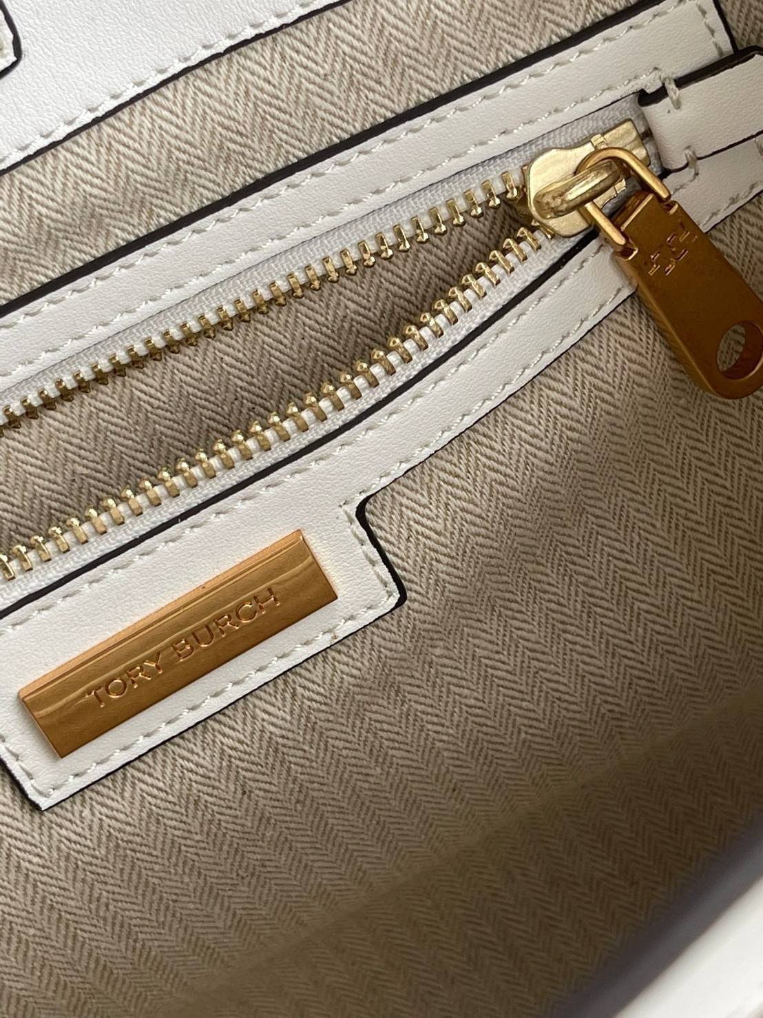 Tory burch ella jacquard embroidered quadrant tote ลายโมโนแกรม (Monogram) สัญลักษณ์สุดโดดเด่นที่คิดค้นขึ้นมาเพื่อให้แบรนด์มีเอกลักษณ์ สำหรับรุ่นนี้เป็นกระเป๋าที่ใส่ของได้เยอะ สามารถใส่สิ่งของที่จำเป็นสำหรับการทำงานได้ ง่ายต่อการถือและการหยิบใช้ข้าวของในกร