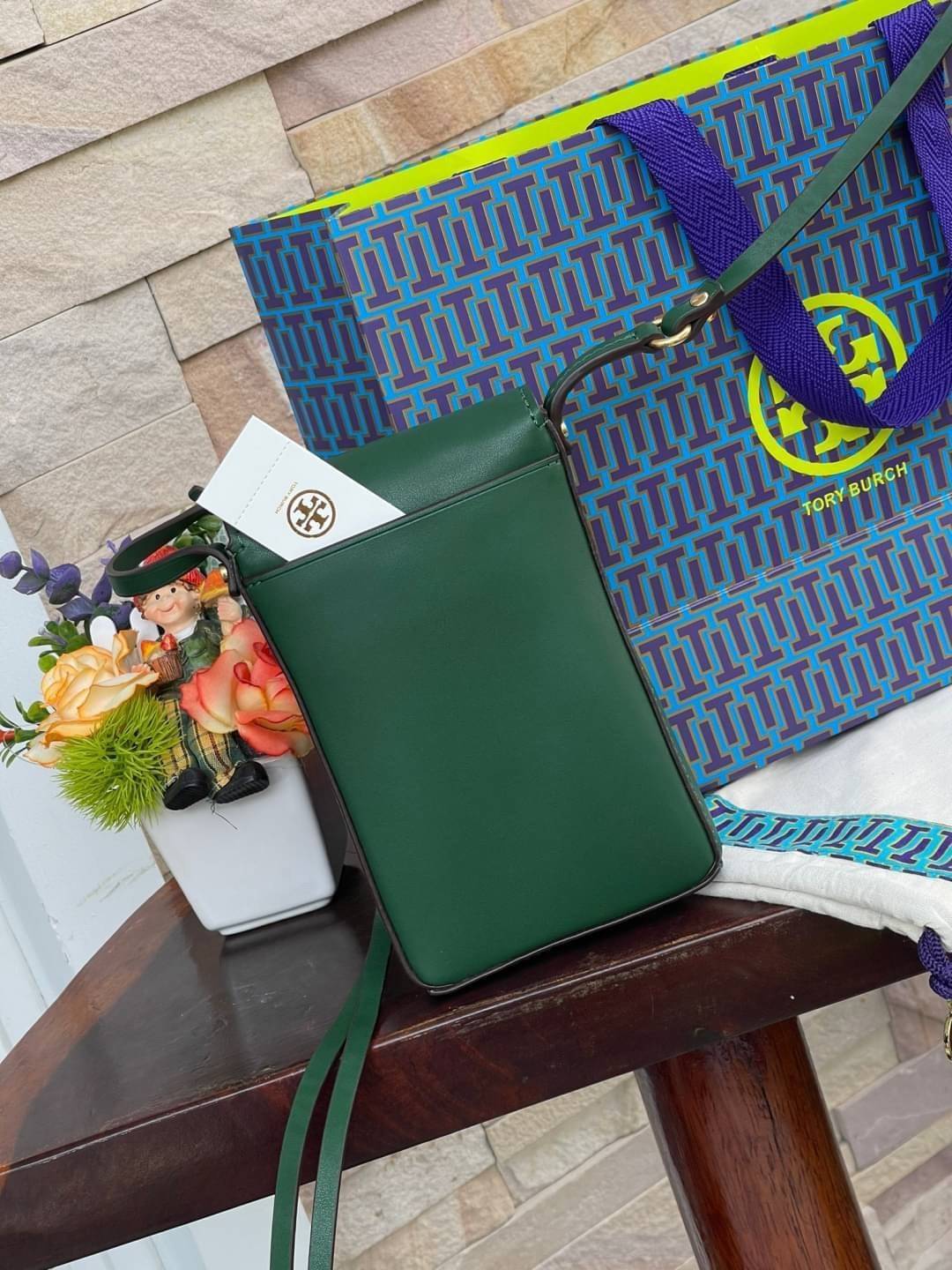 TORY BURCH MILLER METAL PHONE CROSSBODY อีกหนึ่งกระเป๋าใส่มือถือรุ่นฮิตที่เชื่อว่าหลาย ๆ คนต้องเคยเห็นผ่าน ๆ ตามาอย่างแน่นอน กับแบรนด์ Tory Burch ดีไซน์กระเป๋าทรงฝาพับแม่เหล็กใช้งานง่าย มาพร้อมดีเทล Logo สีเดียวกับเฉดสีของกระเป๋า แต่ยังมีความน่ารักด้วยทรง