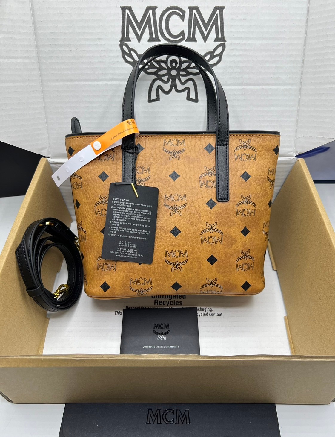 M.C.M Mini Anya Top Zip Shopper in Visetos กระเป๋าทรงโท้ท พร้อมพวงกุญแจน้องหมาห้อย พิมพ์ลายสวยงาม เกรดท็อปออริ 1:1 สลับแท้