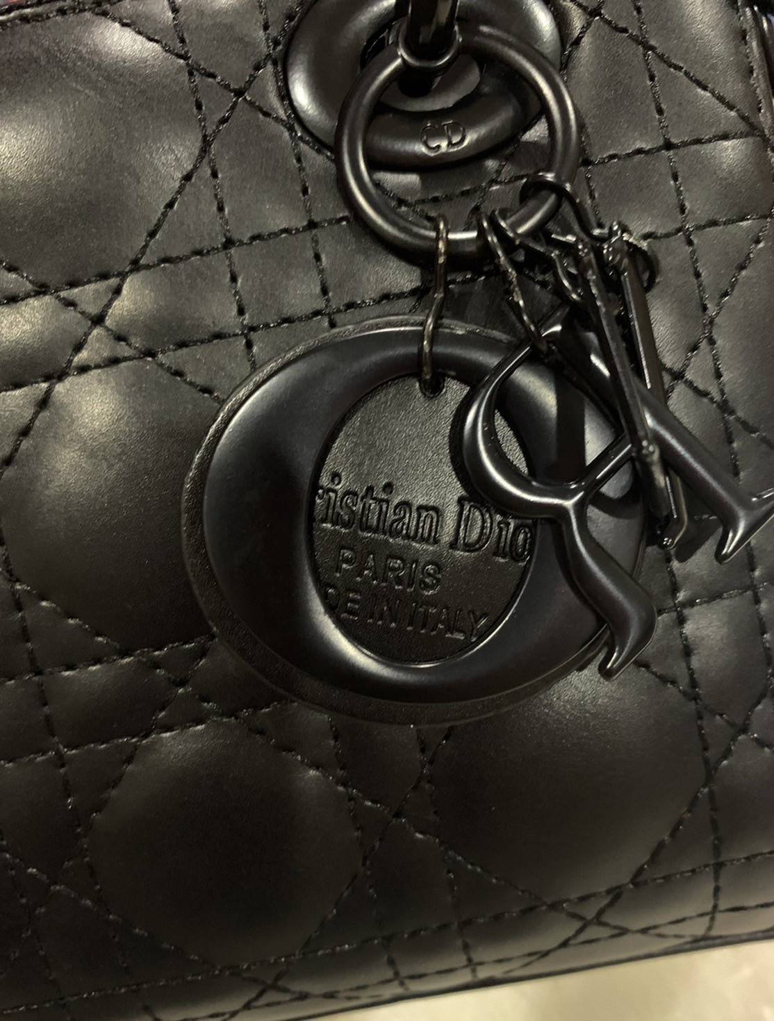 VIP 】MICRO LADY DIOR BAG Cloud ฺBlack & Pink My ABC Cannage Lambskin : VIP GIFT WITH PURCHASE (GWP) พรีเมี่ยมกิ้ฟ Limited Edition จาก DIOR DUTYFREE COUNTER ความสง่างามอีกหนึ่งรุ่นของ Dior รูปทรงสีเหลียม ขนาดกระทัดรัด อะไหล่เข้ากับสีกระเป๋า ตั้งอยู่ทรง ฐาน