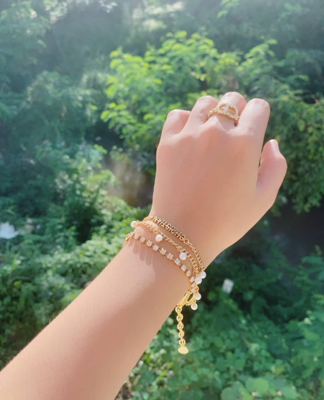 Christian Dior Bracelet สร้อยข้อมือแบรนด์หรูหรา วัสดุสแตนเลสชุบ สีทองรมควัน ไม่ลอก ไม่ดำ สวยงามตามแบบฉบับแบรนด์ ภาพถ่ายจากสินค้าจริงค่ะ