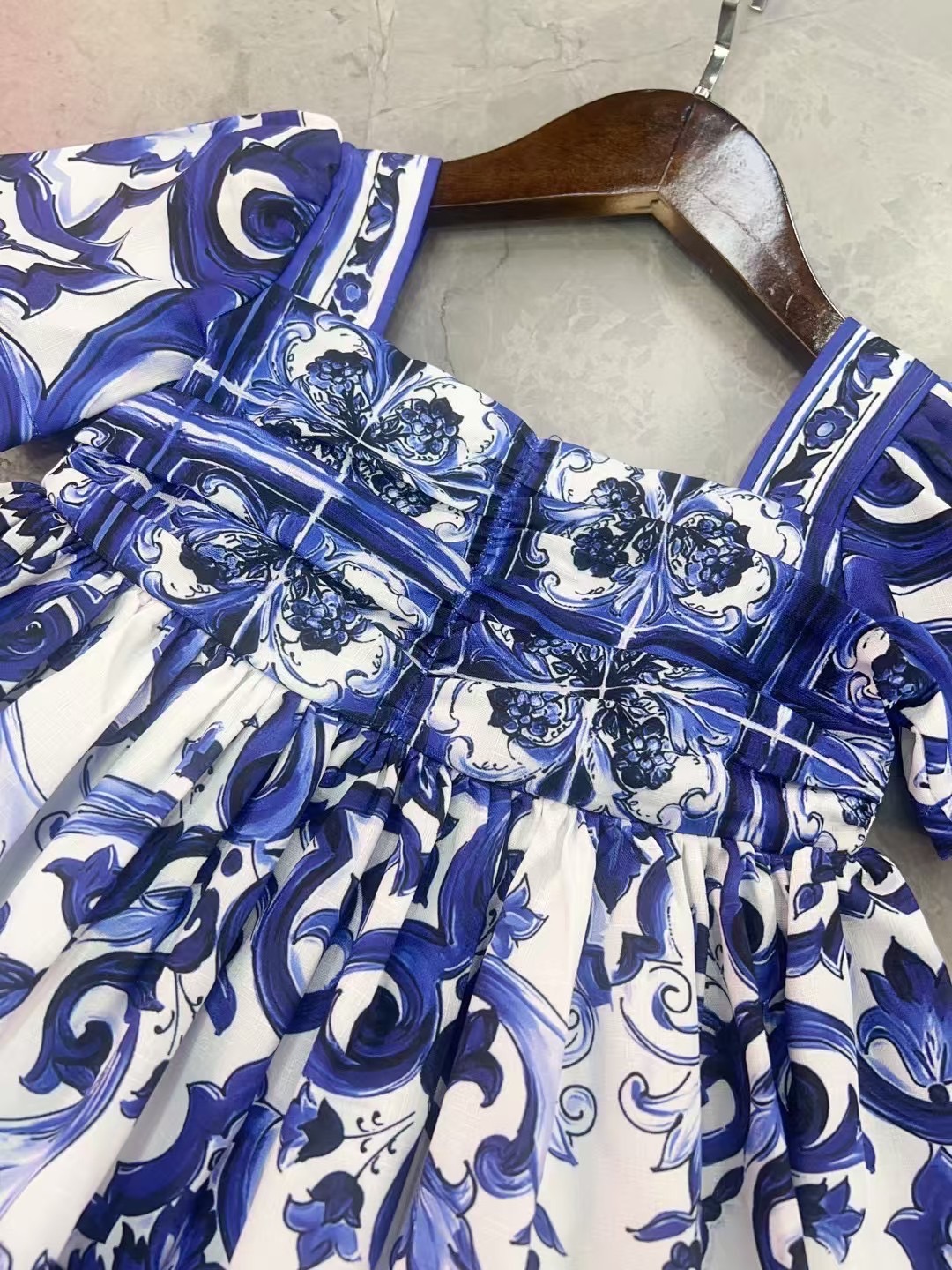 สลับแท้ เกรดเทพ Size 90-150 เสื้อผ้าเด็กแบรนด์เนม Dolce & Gabbana งาน 1:1 เดรสลายผ้าชนะเลิศ ใส่ออกงานเบาๆ เอฟให้ลูกสาวใส่สวยค่ะ เนื้อผ้าอย่างดีงานนำเข้า จากโรงงานเทียบแบรนด์