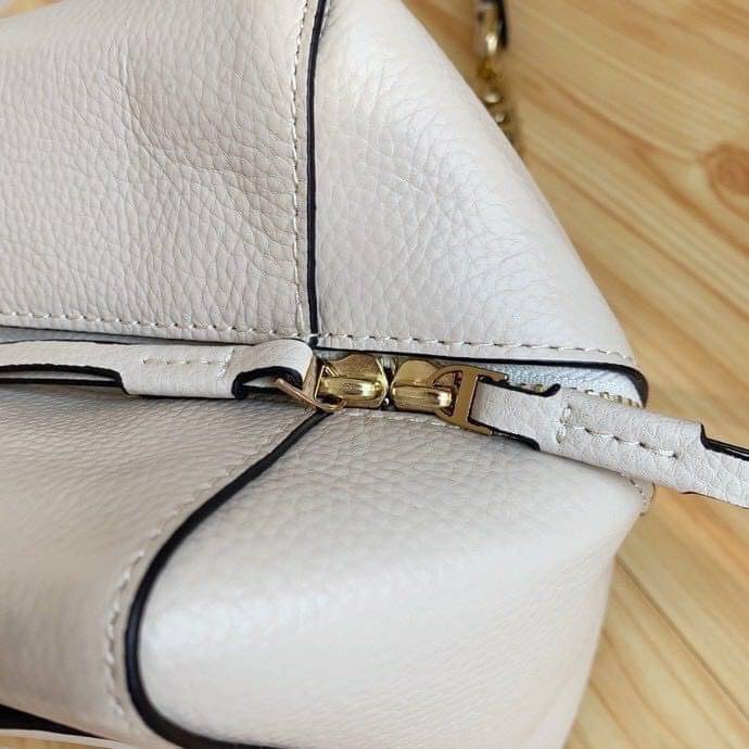 TORY BURCH KIRA PEBBLED SATCHEL BAG รุ่น 74650 กระเป๋าสะพาย Crossbody หนัง togo อะไหล่ทอง ทรงสวยสุดฮิต เป็นรูปทรงใหม่ มาแรงที่สุดในตอนนี้!! สัมผัสนุ่มมือ ตั้งอยู่ทรง ออกแบบเก๋ไก๋ สามารถปรับใช้ได้ 2 แบบ ไม่เหมือนใคร เปิดปิดด้วยซิป ภายในบุผ้าอย่างดี ช่องหลั
