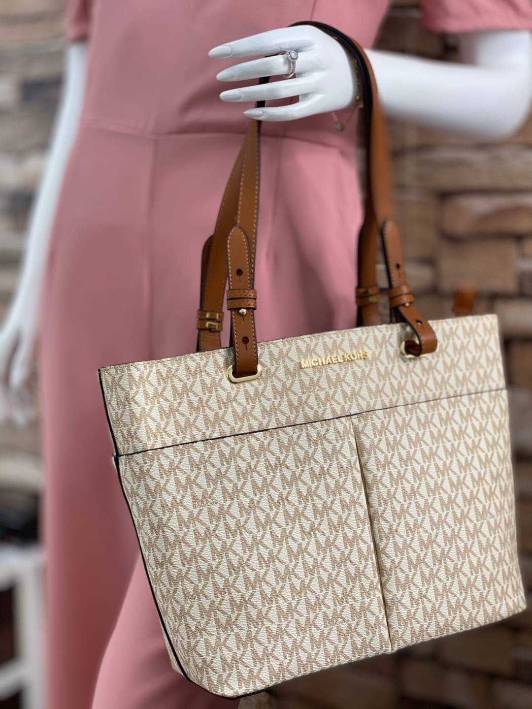 MICHAEL KORS TOTE BAG กระเป๋าสะพายไหล่ทรง Tote ใบใหญ่กำลังดีหนัง Saffiano สวยหรูอยู่ทรง ด้านหน้าประดับโลโก้สีทองสวย และมีช่องใส่2 ช่อง พร้อมอะไหล่ห้อยแบรนด์ ภายในมี 2 ช่องหลัก 1 ช่องซิปกลาง และช่องเล็ก ใส่ของจุกจิก กว้างและจุ ใส่ ipad เอกสาร A4 กระเป๋าสตา