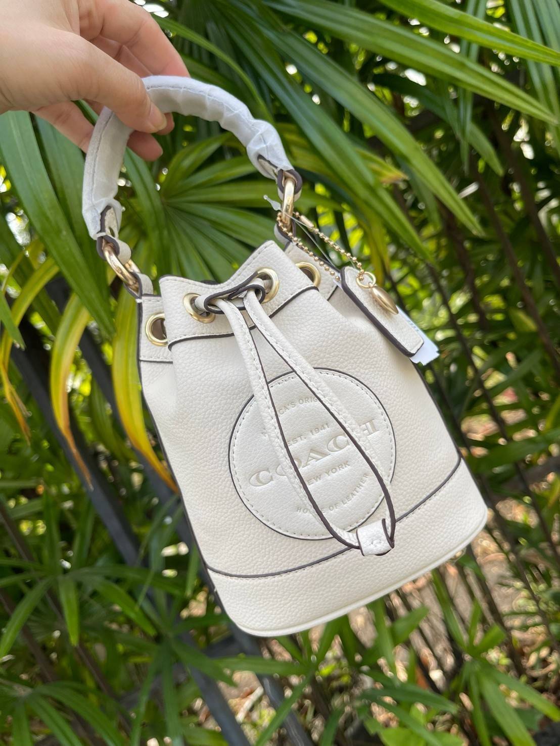 COACH DEMPSEY BUCKET BAG 15 WITH COACH PATCH AND HEART CHARM สวยงามด้วยดีไซน์ทรงตะกร้าแบบมินิมอลแสนน่ารัก ดีเทลสะดุดตา รูปทรงจดจำง่าย ถือแบบชิคๆ หรือยิ่งไปกว่านั้น สายสะพายของกระเป๋าก็สามารถถอดออกเพื่อเปลี่ยนรูปแบบการสะพายได้ทั้งแบบสะพายไหล่และสะพายคาดลำต