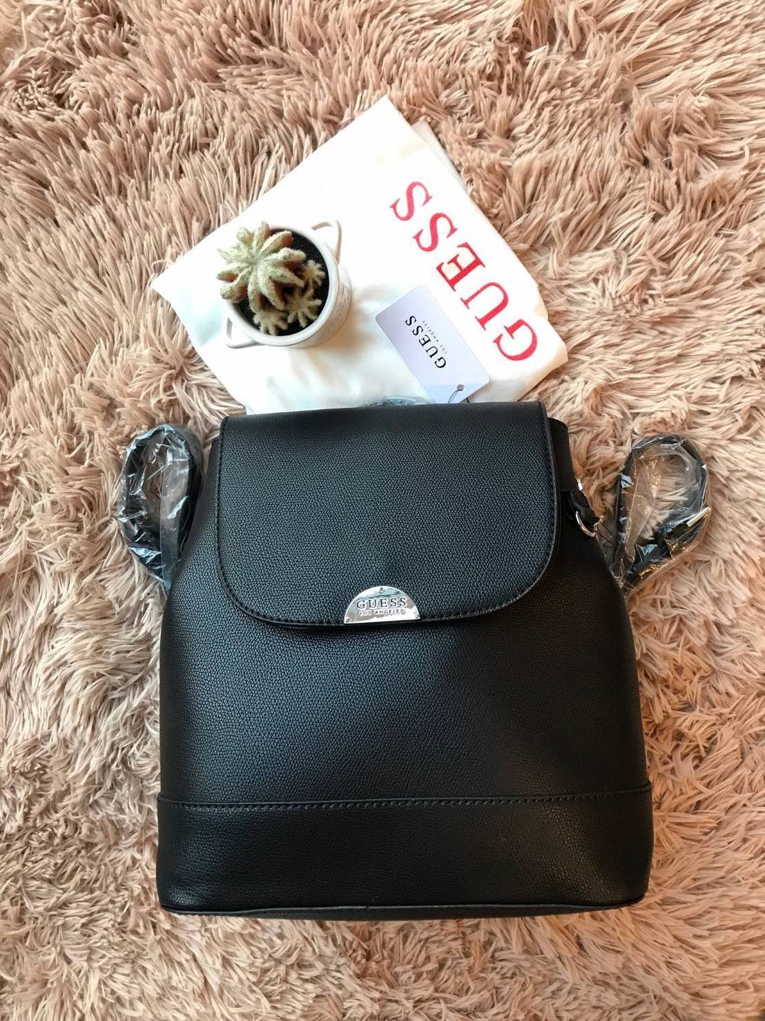 GUESS CASSIA LOGO BACKPACK รุ่นใหม่ชนช้อป!! กระเป๋าเป้สะพายขนาดกลาง ตั้งอยู่ทรงสวย เปิดปิดด้วยกระดุมแม่เหล็ก ขยายปากกระเป๋าได้ด้วยกระดุมทั้ง2ด้าน ภายในบุผ้ามีลายsignatureแบรนด์ มีช่องซิปแยกจากช่องใหญ่ ด้านหลังมีช่องซิปเพิ่มใช้งานได้จริง สายสะพายปรับความยา