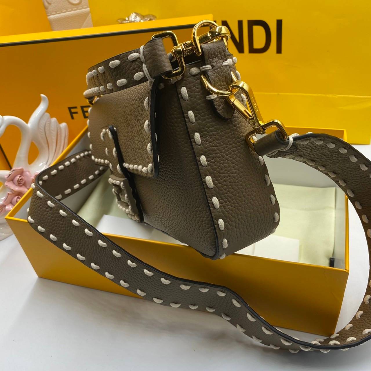 หนังแท้ Fendi Baguette full grain leather bag