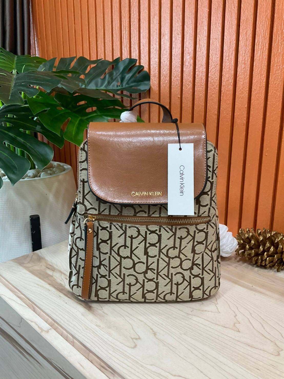 ของแท้ 💯% Elaine Calvin Klein Monogram Small Backpack 💕ของมันต้องมี สวยหรูดูแพงมาก สำหรับรุ่นนี้ และมีฟังชั่นช่องการใช้งานที่มากที่สุด!!! 💕 กระเป๋าสะพายเป้รุ่นใหม่ชนช้อป รุ่นยอดนิยม