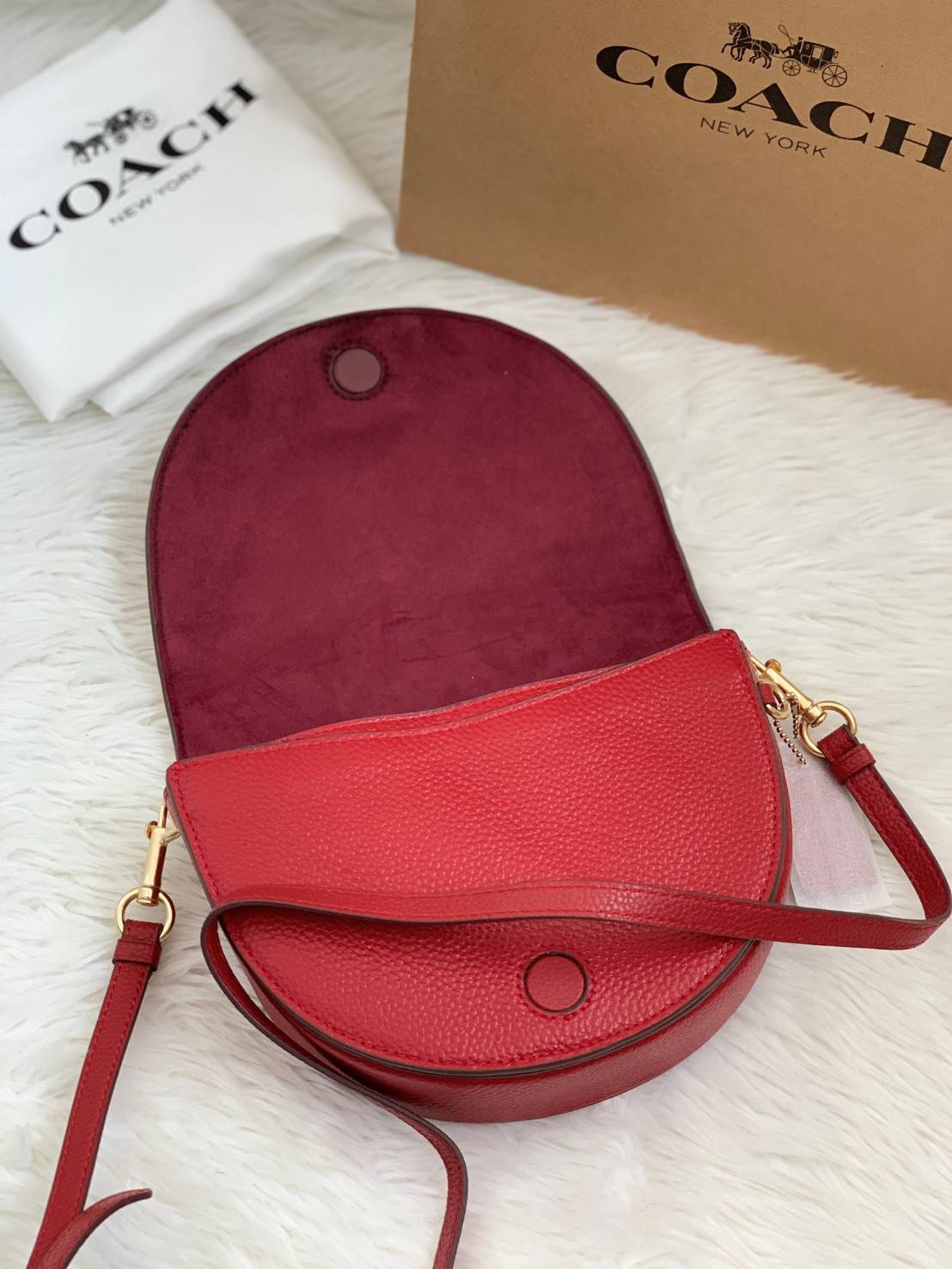 พร้อมส่งที่ไทยครบทั้ง6สีค่ะ 😘 Coach Ellen Crossbody In Signature ((C1432)) กระเป๋าทรงฮาฟมูนรูปทรงคลาสสิก ออกแบบให้มีลักษณะโค้งมน ไม่ดูเป็นทรงแข็งจนเกินไป ดีไซน์และสีของกระเป๋ายังเรียบง่าย เข้าได้กับทุกชุด สะพายครอสบอดี้ร์//สะพายข้าง หรือถือแบบคลัท