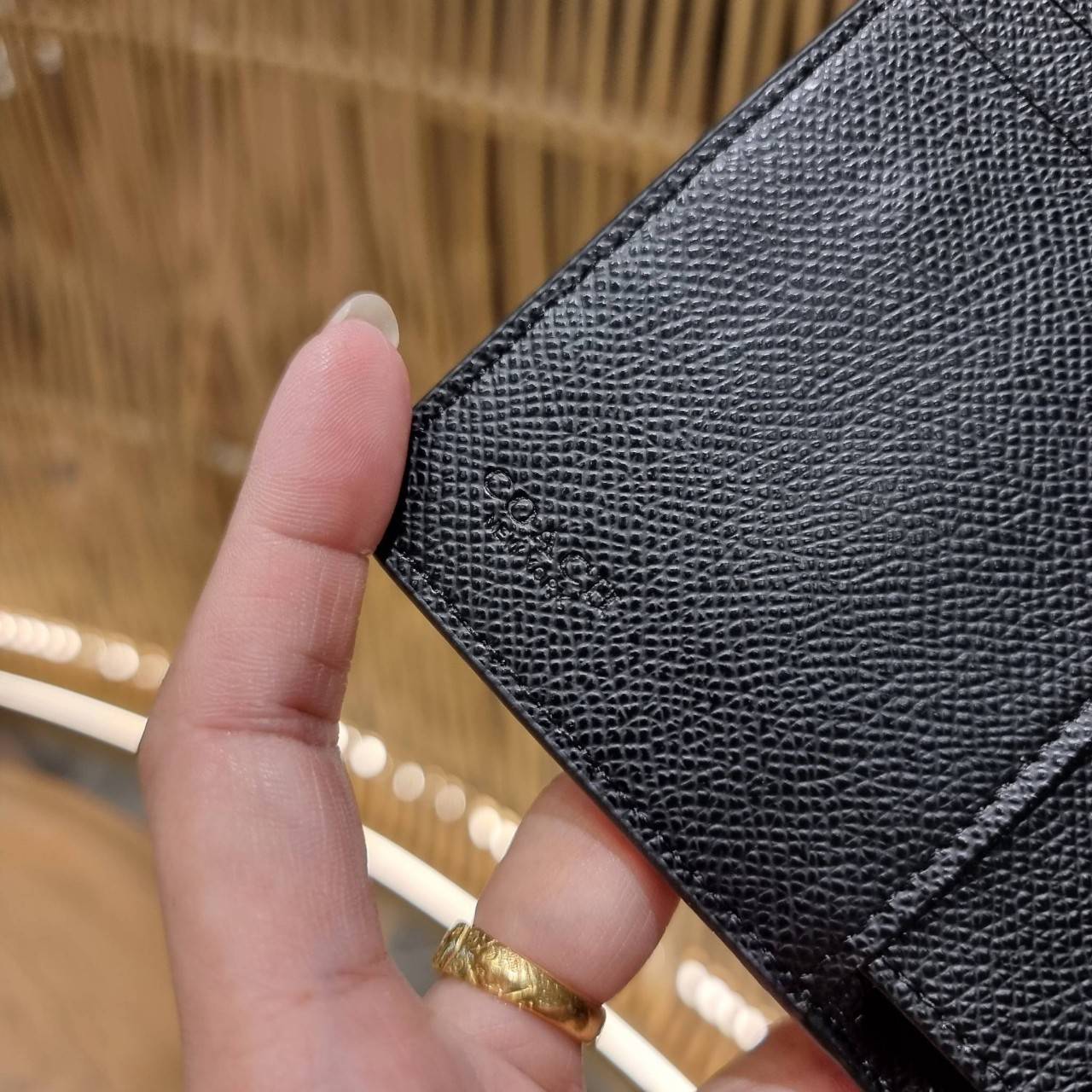 COACH 6390 MEDIUM CORNER ZIP WALLET เดอะเบสท์รุ่นที่สาวๆตามหา!! ดีไซน์ใหม่ สวยสะกด!! กระเป๋าสตางค์ใบกลาง สีคลาสสิค เรียบแต่แฝงความหรู บอกเลยว่ามันละมุนมาก!! ด้วยวัสดุหนัง crossgrain ที่ดูแลรักษาง่าย และยังดูผู้ดี ถือใช้แล้วขับผิวทุกสี ภายในมีช่องใส่บัตรแล