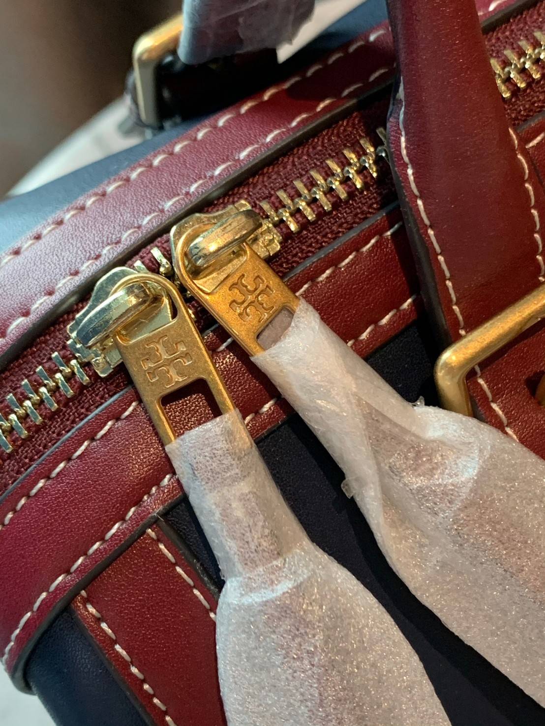 TORY BURCH T Monogram Color-block Barrel Duffle พร้อมส่งที่ไทย สวยก่อนใคร ใบใหญ่ ใส่จุไปเลยจ้าา😘 ✔️กระเป๋าทรงหมอน วัสดุหนังแท้ชั้นดีที่สุด หนังเรียบนิ่มสวย ✔️เปิดปิดกระเป๋าด้วยซิปคู่แบบมีหนังห้อย ภายในกว้างมากสำหรับไซด์นี้ หายห่วงไปเ