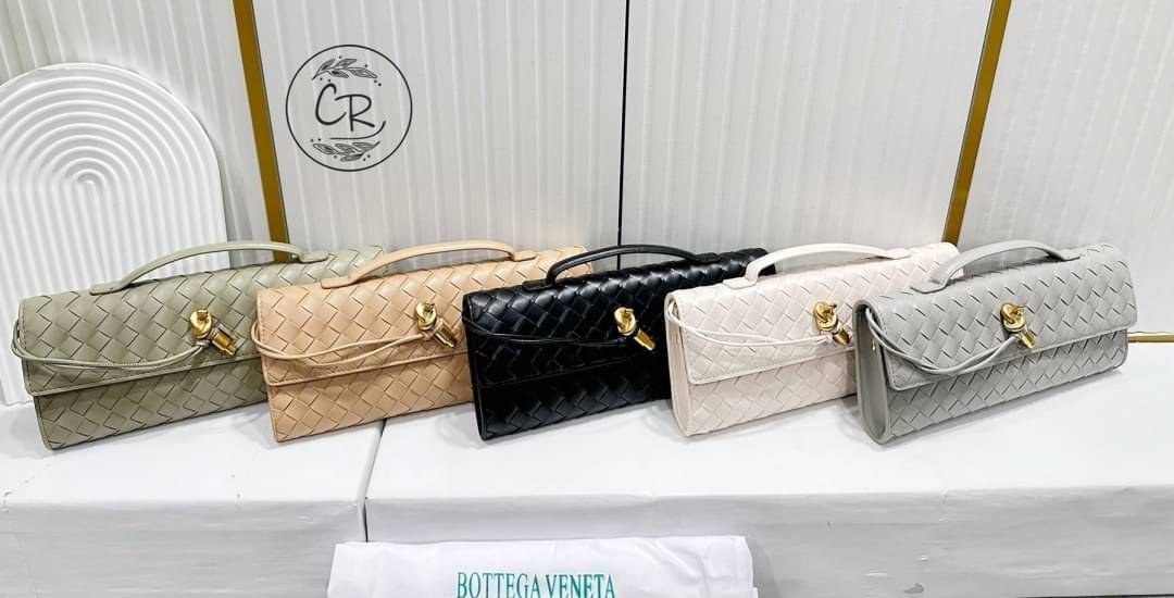 BOTTEGA VENETA Andiamo Clutch Top handle กระเป๋าถือทรงคลัช ดีไซส์สานสวยเก๋เป็นเอกลักษณ์ เรียบหรูที่แท้จริงต้องยกให้แบรนด์นี้เลยค่ะ ใช้ได้ทั้งชายหญิง ให้ความคล่องตัวเป็นไอเท็ม everyday bag ได้เลย