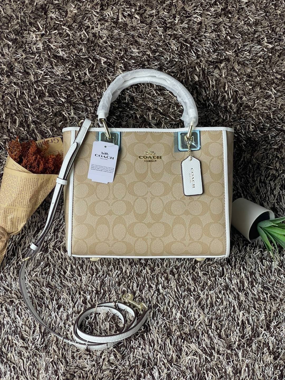 Coach Perry Tote Classic Bag F57568 รุ่นใหม่ล่าสุด กระเป๋ารูปทรงสี่เหลี่ยมสุดคลาสสิก เป็นกระเป๋าอเนกประสงค์ที่สามารถใช้ได้แทบทุกโอกาส ไม่ว่าจะไปเรียน, ไปทำงาน, ไปเที่ยว หรือแม้แต่ไปชอปปิง ด้วยขนาดที่กำลังดี ไม่ใหญ่เทอะทะ แต่ก็ไม่เล็กจนเกินไป มาพร้อมหูหิ้ว