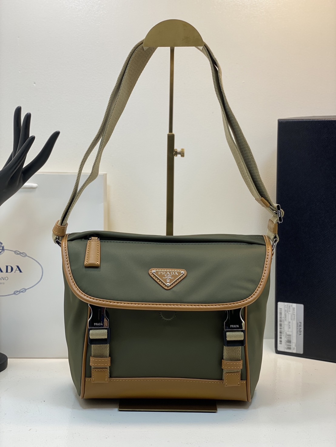 PRADA Re-Nylon and leather shoulder bag / PRADA Messenger Bag กระเป๋าสะพายคอมพลีทครีเอทลุคหล่อเท่ เกรดออริ สลับแท้ 1:1 ใช้งานต่างประเทศได้
