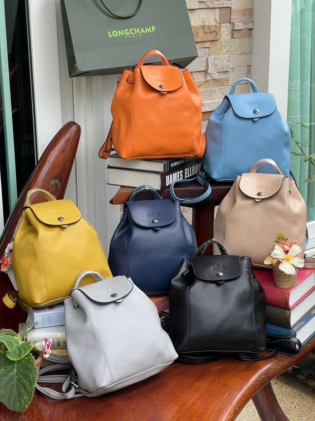 Longchamp Le Pliage Cuir Xs Leather Backpack แบรนด์ติดเทรนด์ตลอดไม่เคยเปลี่ยนกับ ทรง Le Pliage Cuir หนึ่งในตระกูลกระเป๋าสุดไอคอนิกจากแบรนด์ เมื่อรุ่น Le Pliage Cuir ในรูปแบบของหนังแกะ Metis ได้ถือกำเนิดขึ้นในปี 2012 เป้ที่มีการจัดการปรับดีไซน์ให้มีขนาดกำล
