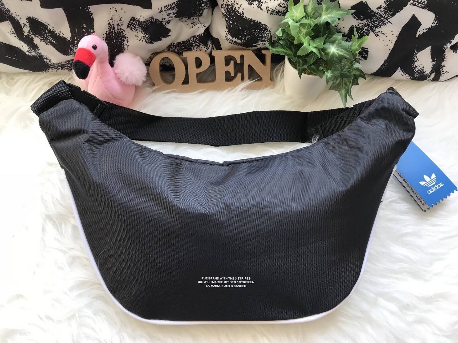 ADIDAS ORIGINALS ADICOLOR WAIST BAG ของมันต้องมี!! กระเป๋าคาดอก/คาดเอวสุดชิค ดีไซน์เรียบง่าย แต่สะพายแล้วเท่ คลาสสิคสุดๆ!! วัสดุ Nylon+Polyester กันน้ำได้ เปิด-ปิดฝากระเป๋าด้วยซิป หัวซิปปั๊มแบรนด์เป็น signature ภายในมีช่องโล่งกว้าง ใส่ของได้พอสมควร ใส่มือ