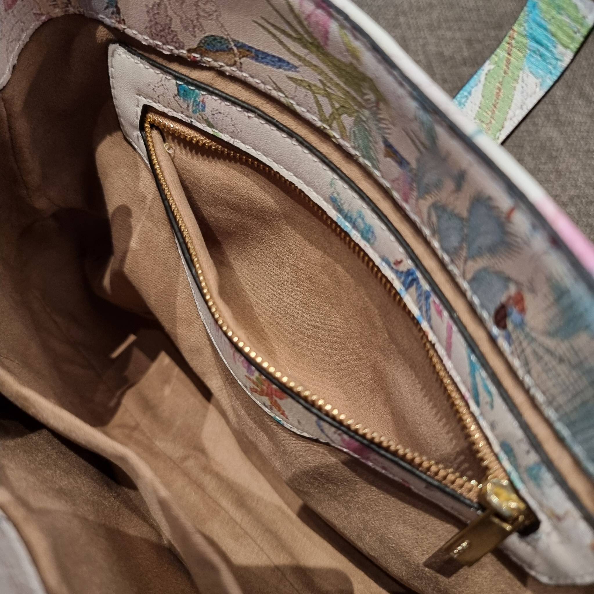 GUCCI SHOULDER BAG โปรเจคฉลองปีเสือ ปังฉุดไม่อยู่!! คอลเลคชั่นยอดฮิต GC multi bag ไซส์ใหญ่น่าสะพาย ดีไซน์ลวดลายชิคมากๆ!! โดดเด่นไม่ซ้ำใคร กับกระเป๋าสะพายวีไอพี พรีเมี้ยมกิ๊ฟที่จะทำให้หลงรักกันไปแบบสุดๆ มีดีเทลแฝงความหรูในตัว วัสดุหนังสังเคราะห์พรินท์ลายคม