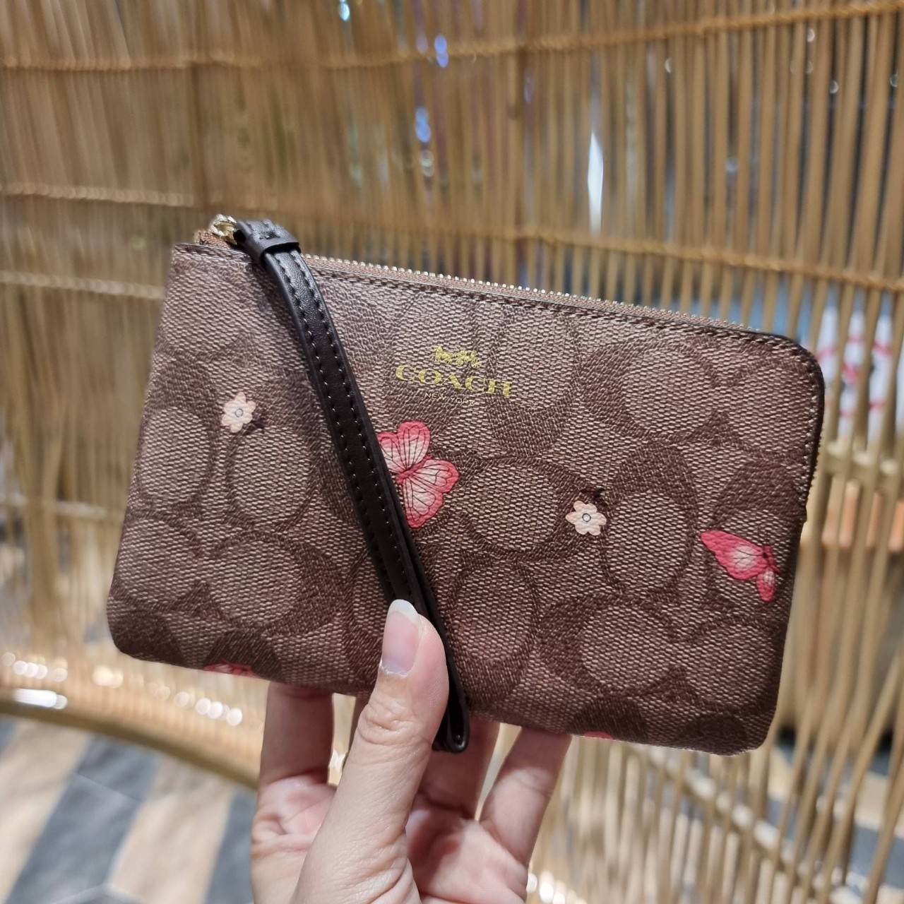 COACH 2972 CORNER ZIP WRISTLET IN SIGNATURE CANVAS WITH BUTTERFLY PRINT มาแล้วจ้า ไอเท็มสุดปัง!! ฮิตไม่เลิก!! พร้อมลวดลายสุดคิ้วท์ น่ารักน่าใช้ขึ้นไปอีก กระเป๋าคล้องมือ ขนาดเหมาะพกพา วัสดุหนังแคนวาส ภายในเป็นช่องโล่ง ใส่ธนบัตร หรือใส่บัตร ใส่เหรียญ ได้หมด