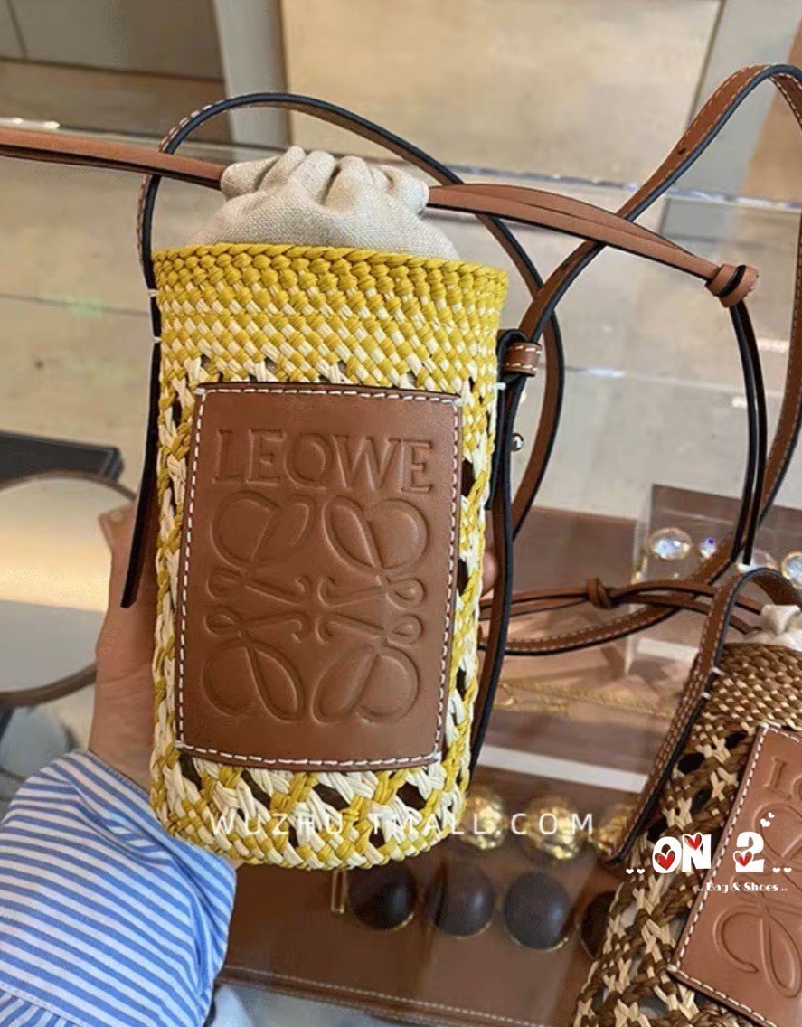 LOEWE Cylinder Pocket in iraca palm and calfskin กระเป๋าสาน สไตล์มินิมอล ไซส์มินิตะมุตะมิ น่ารักไม่ไหว แล้วคือดีต่อใจ แมทช์ง่ายใช้ได้กับทุกลุคค่ะบอกเลย