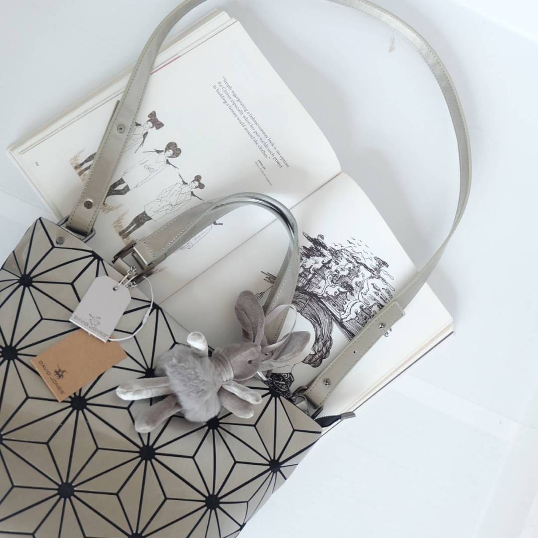 David Jones กระเป๋าสะพายข้างดีไซน์เกร๋มาก สีสวยหรูมาก ขนาดกะลังดีเลย น้ำหนังเบามากคะ สีใหม่ Bright gold