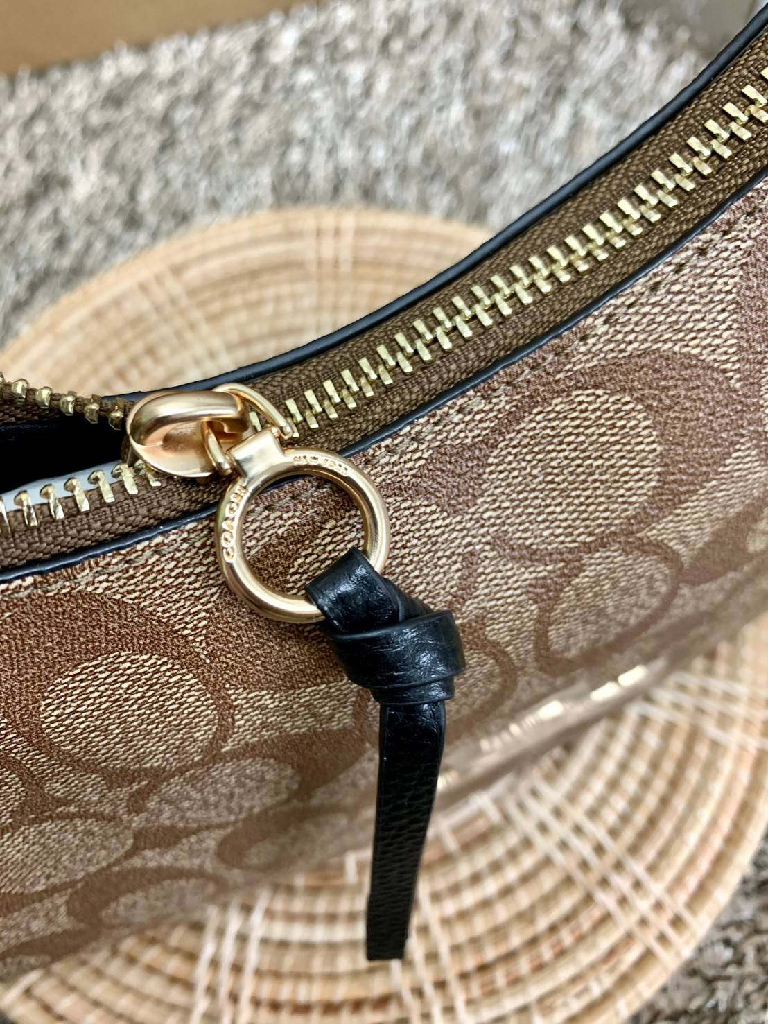 COACH BAILEY HOBO WITH WHIPSTITCH ((C4108//C1322)) พร้อมส่งที่ไทย!! สวยจริงไม่จกตาแน่นอนค่าา กระเป๋าทรงโค้ง ใช้แบบหิ้วหรือคล้องไหล่ก็ดูดี ใช้วัสดุหนังแท้ชั้นดี หนังสวยมากๆค่ะ ด้านหน้าใช้อะไหล่แบรนด์ตัวใหญ่ หรู ดูสะดุดตามีเดียว