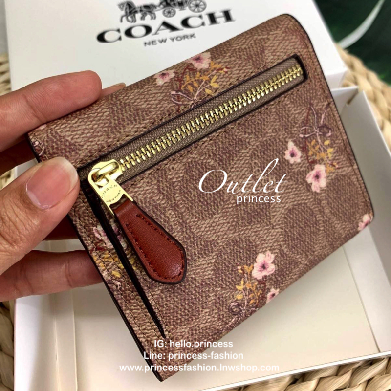 COACH SHOT WALLET BAG กระเป๋าสตางค์ใบสั้น วัสดุหนังแกะสวย ลายน่ารัก ขนาดกำลังดี เปิดปิดกระเป๋าแบบกระดุม ข้างในมีช่องใส่ธนบัตรตามยาวได้ ช่องใส่บัตรต่างๆได้ถึง 9 ใบ พร้อมช่องซิปด้านหลังใส่เหรียญหนึ่งช่องค่ะ เป็นอีกรุ่นที่น่าใช้