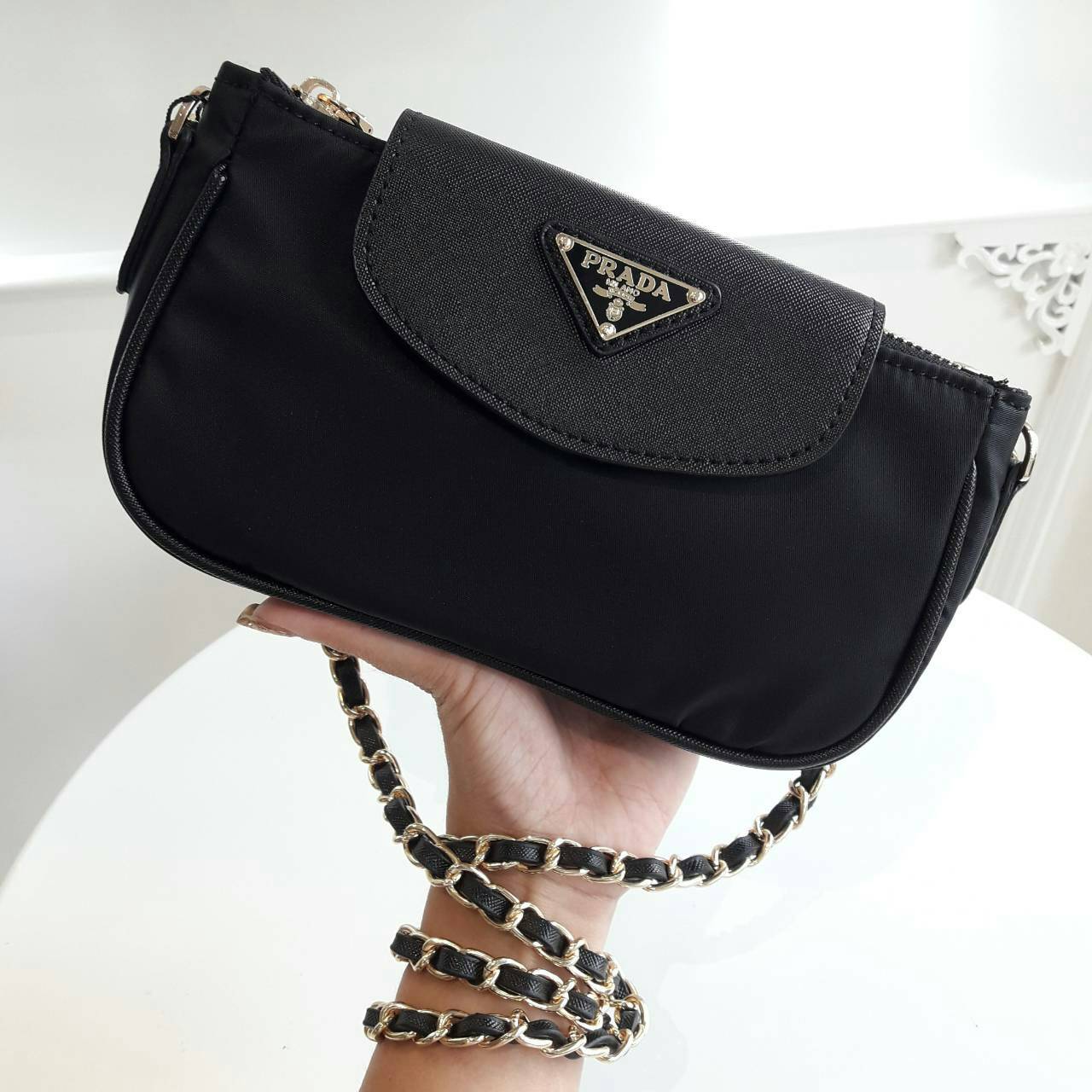 Best Seller! พร้อมส่งความแซ่บ กระเป๋าอเนกประสงค์ จากแบรนด์ PRADA งานพรีเมี่ยม vip gift สุดหรู ตัวกระเป๋าเป็นผ้าไนล่อน ตามแบบฉบับของแบรนด์เลย ใบนี้มีสายยาวโซ่สลับหนัง (ปรับไม่ได้แต่ถอดสายได้คะ) เลิศมาก สะพายเป็น shoulder bag ได้เลย ขนาดกำลังดีคะ ตัวกระเป๋า