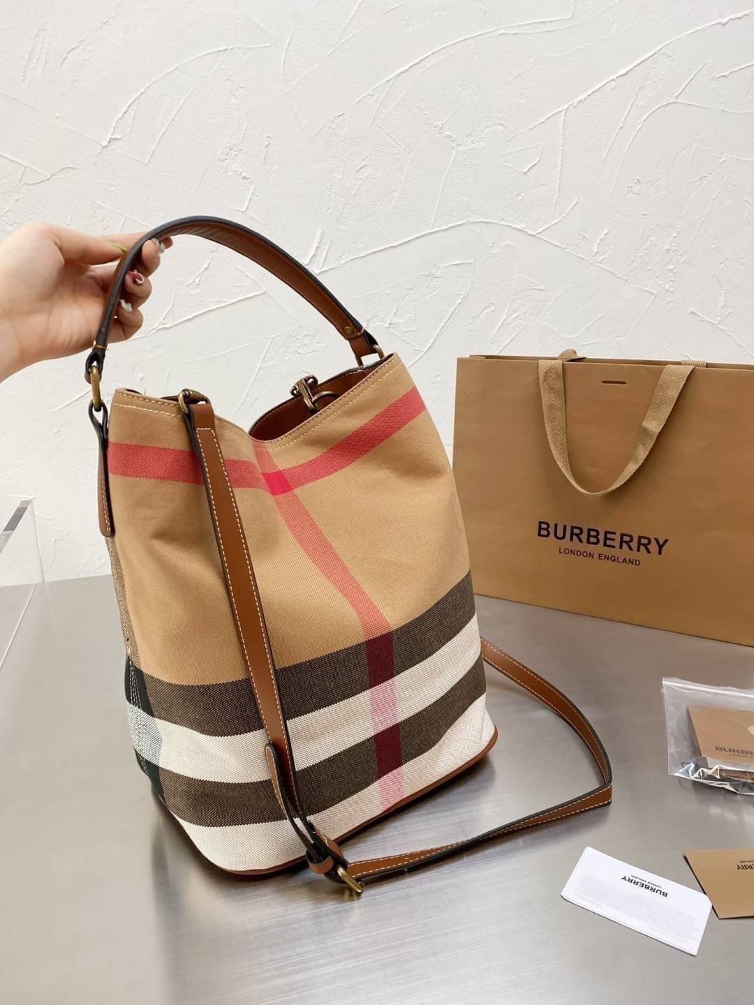 Burberry Ashby In Canvas Check And Leather / BURBERRY VINTAGE CANVAS BUCKET BAG 10" กระเป๋าถือทรงโท้ทผ้าแคนวาสพิมพ์ลายแบรนด์มาพร้อมสายยาวสายหนังแบบถอดใช้งานได้ วัสดุผ้าCanvas เนื้อหนาซับในอย่างดี ลายแบรนด์สวยมากคะ