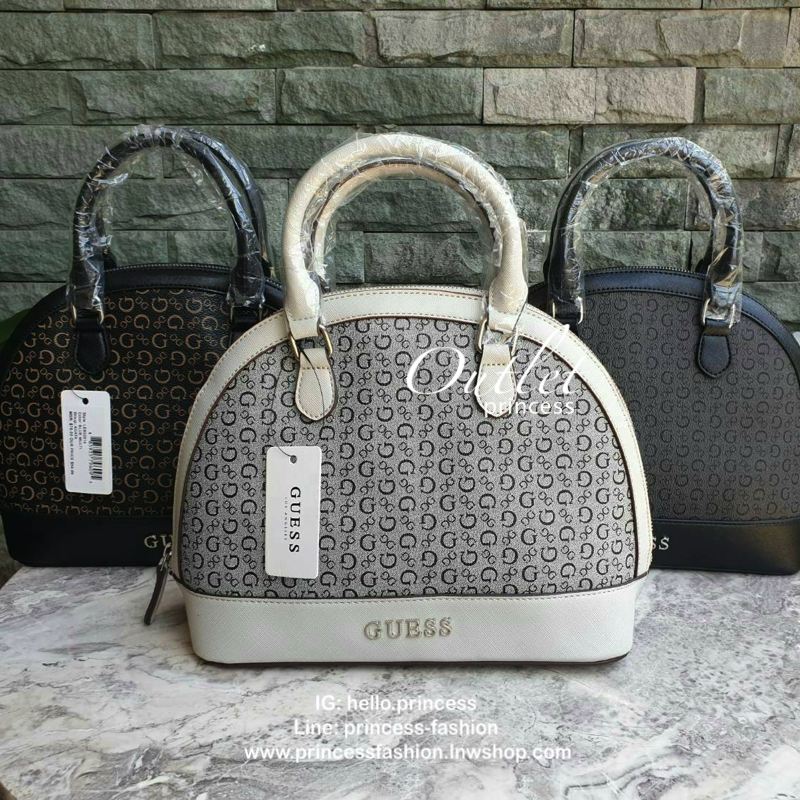 Guess Group Agata Dome Bag กระเป๋ารุ่นใหม่ล่าสุด!!! อวดไอเทมแสนเก๋กับกระเป๋าทรงโดม ทรงยอดนิยม สวยคลาสสิค สุดน่ารัก พิมพ์ลายรอบใบ วัสดุ Saffiano PU คุณภาพดี นิ่ม น้ำหนักเบา ด้านหน้าประดับด้วยโลโก้แบรนด์สวยโดดเด่น เปิดปิดด้วยซิปสะดวกใช้ ด้านในโล่งกว้างมีช่อ