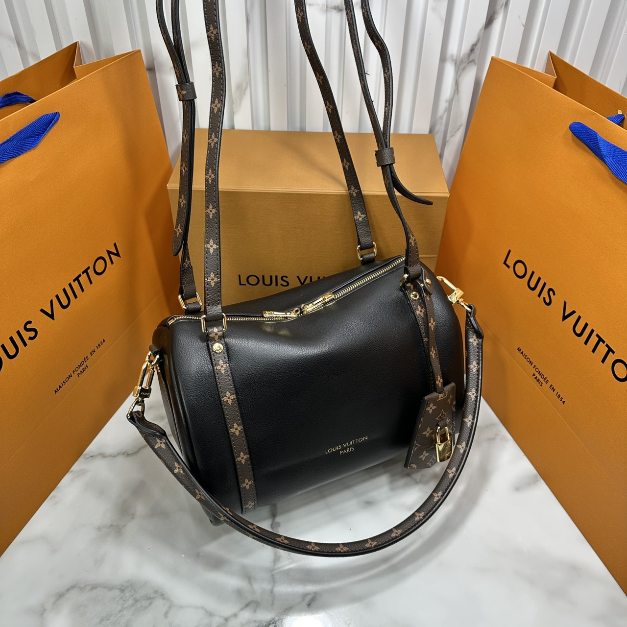 ORI หนังแท้ | LV Express PM Bag 25cm กระเป๋าสะพายทรงหมอนสปีดี้ดีไซน์ใหม่ล่าสุด โฉบเฉี่ยว แต่งคาดหน้าโมโนแกรมโดดเด่น ตัวกระเป๋าสีพื้นตัดกันอย่างลงตัว พร้อมหูแบบจับยาวถอดได้จะถือหรือคล้องไหล่ก็เก๋