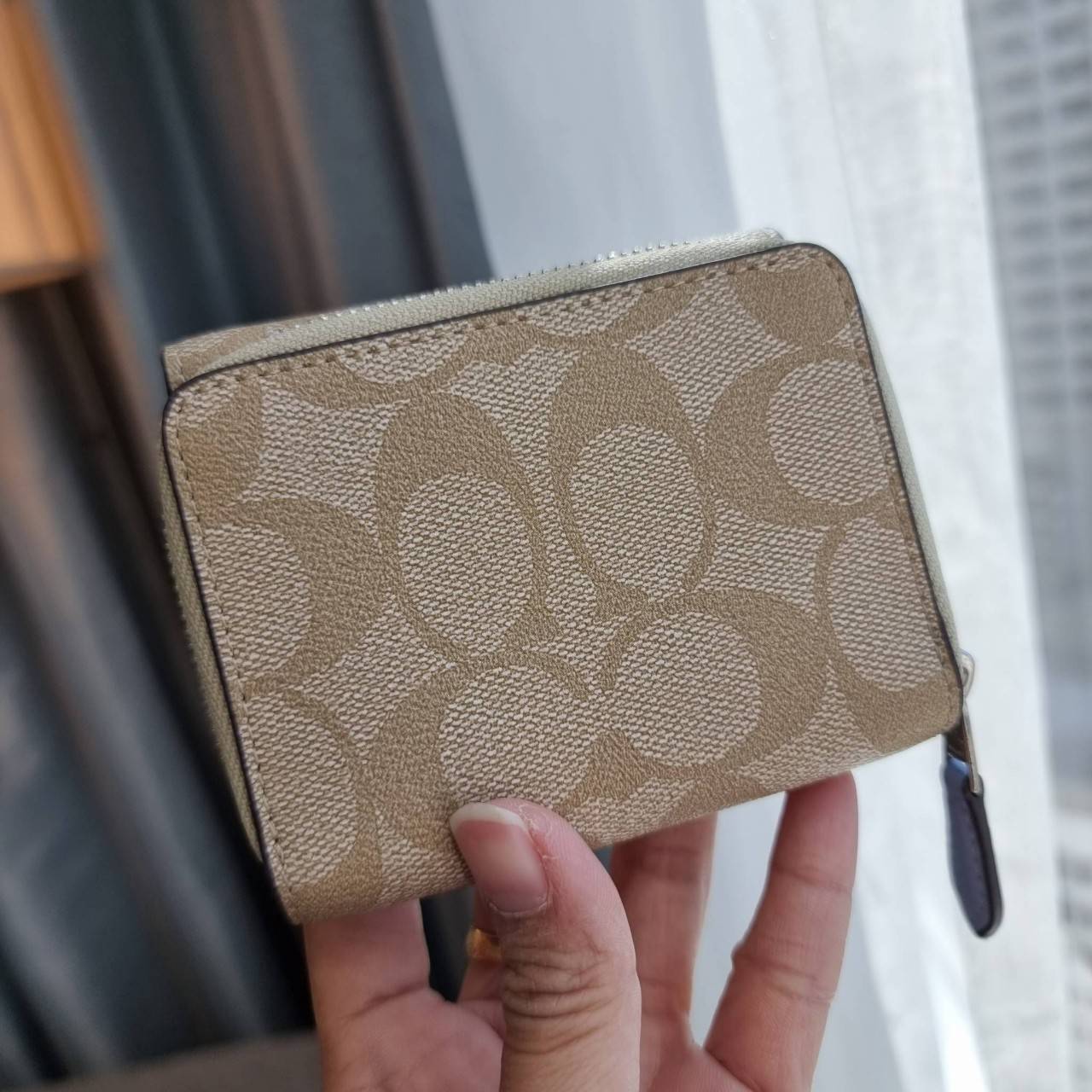 OUTLET 】COACH F41302 SMALL TRIFOLD WALLET IN SIGNATURE CANVAS สวยคลาสสิค พกพาง่าย ใบเล็กน่ารักน่าใช้ ต้องยกให้ใบนี้จ้า 💗💋 ตอบโจทย์คนชอบพกน้อยที่สุด!! กระเป๋าสตางค์ใบสั้นหนังแคนวาสเคลือบคุณภาพดี ภายในเป็นหนังแท้ ใส่บัตร ใส่ธนบัตรได้ทุกชนิด 