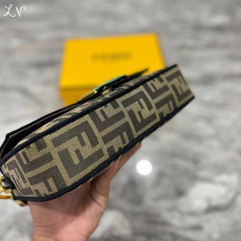 FENDI Baguette Brown FF jacquard fabric bag กระเป๋าสะพายทอลายโมโนแกรม อะไหล่สีทองหรูหรา ถอดสายถือเป็นคลัชได้สุดคุ้ม